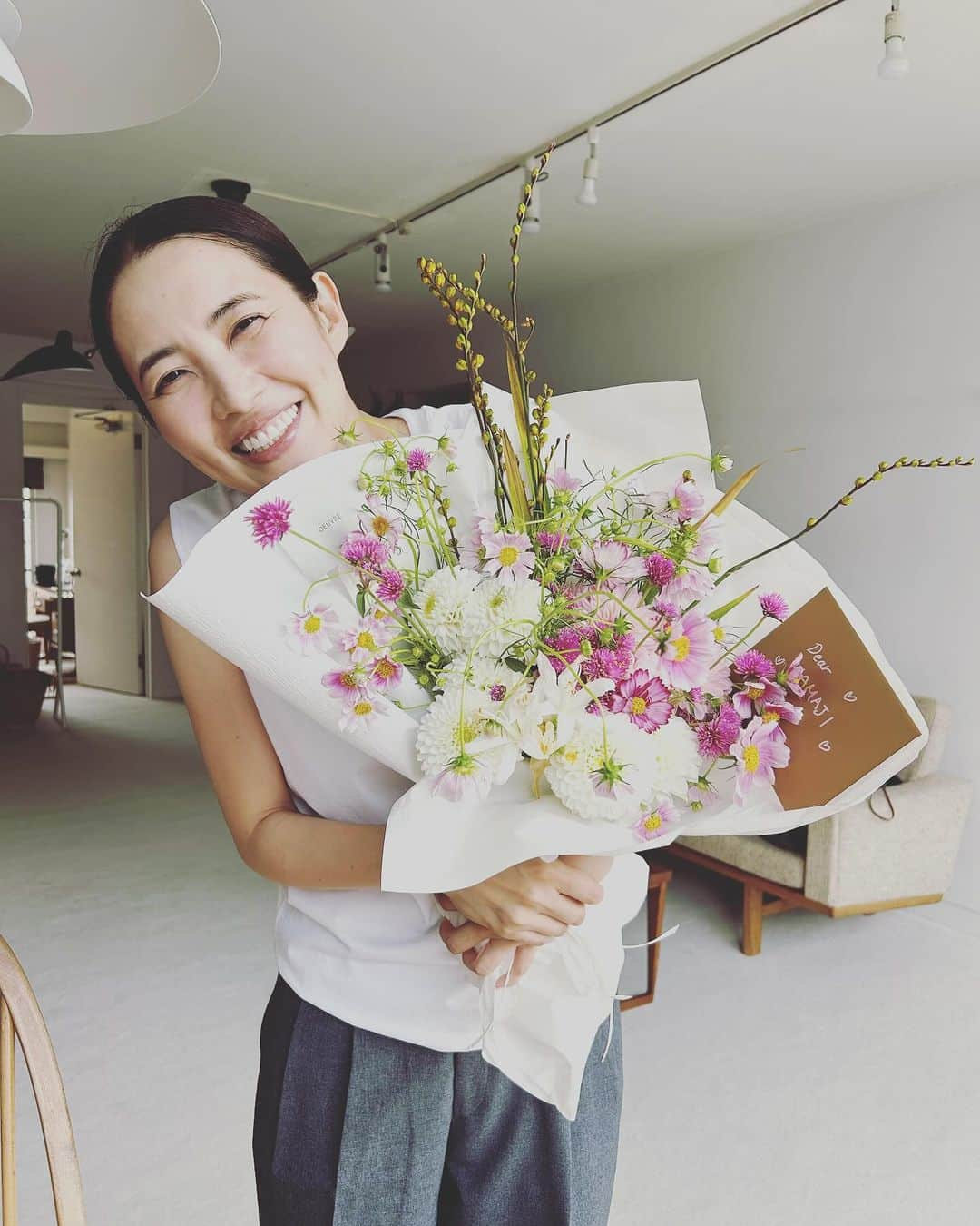 LEEさんのインスタグラム写真 - (LEEInstagram)「遅ればせながら、はまじさんのお誕生日を撮影後にスタッフ皆でお祝いしました🥂🎂 持ち前の明るさと優しさで、いつも笑いの絶えない、はまじさんの現場。 今日もはまじスマイルに癒されました。いつまでもLEEのミューズでいてください🤍  素敵な一年となりますように✨  #はまじ　#浜島直子  #happybirthday  #撮影オフショット」9月22日 20時10分 - magazinelee