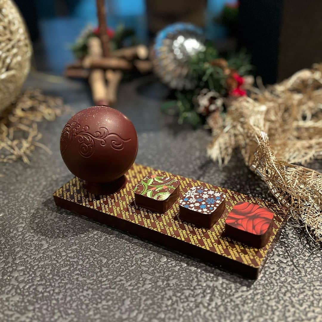 市川歩美さんのインスタグラム写真 - (市川歩美Instagram)「ザ・リッツ・カールトン東京のクリスマスケーキです。  チョコレートでできたレコードプレーヤーがすごい❣️  全部チョコレートでできていて食べられます。中には、ラズベリームースとアーモンドプラリネなどを重ねたケーキ入り。 「ラズベリーチョコレート クリスティアン」は、限定２０台のスペシャルケーキ。  「クリスマスオーナメント チョコレートフィギュア」は、ボンボンショコラとオーナメント型チョコレートのセット。こういうのもいいですね🎄  オンライン予約受付は10月1日から🎄  #チョコレート #チョコレート大好き  #ショコラ #チョコレート好きと繋がりたい  #chocolate #ザリッツカールトン東京　#クリスマスケーキ2023 #レコードプレイヤー  #ilovechocolate  #chocolat #chocolatelovers  #chocolate」9月22日 20時09分 - ayumichocolat