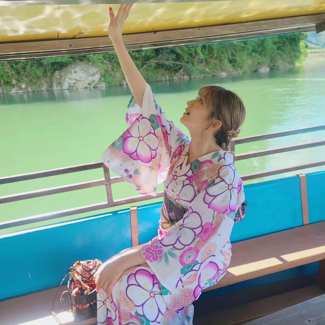 のインスタグラム：「🖤🖤🖤 . 愛媛県大洲市でのお舟巡り♡  風が涼しくて気持ちよかった！ 台風の次の日だったのに、 天気も落ち着いていて、 景色も良くて最高でした♡♡ . #mireinsta #星名美怜  #大洲 #大洲川 #愛媛旅 #愛媛旅行  #お舟」