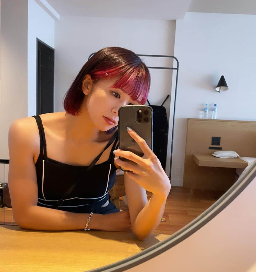 菅原美優のインスタグラム：「🍎❤️🍓🍒🍉  #ヘアカラー #美容院 #haircolor #カラー #hair #ボブ #インナーカラー #美容師 #ヘアサロン #ブリーチ #ハイトーン #ピンク #hairstyle #秋カラー #ピンクカラー#ボルドーカラー #チェリーピンク」