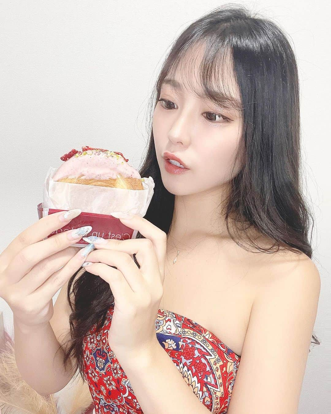 福井柑奈さんのインスタグラム写真 - (福井柑奈Instagram)「いっぱい食べちゃうねーん🤤🔥 これ、丸い形のクロワッサン🥐  キッチンブルズさんの シュプリームクロワッサン🥐  外はサクサク、中はふわふわなの。 中にはホイップクリーム入ってるよ🍦 でもね、意外と甘くなくて一個ぺろっと食べちゃうんだよ🤤 見た目可愛くて食べるのもったいないけど🥺  ニューヨークのベーカリーで誕生しフランス．パリでも大流行になったシュプリームクロワッサン🥐です！  💫フレーバー💫 チョコレート ホワイトチョコ ストロベリー ピスタチオなど  今回はお取り寄せしたけど、 大阪に店舗があるので 今度行ってみます🩷 ( @yummymummy.sweets )  #カラキャス #キッチンブルズ #クロワッサン #シュプリーム #ヤミマミ #新感覚スイーツ #pr #❤️ #お取り寄せスイーツ #お取り寄せパン #お取り寄せグルメ #お取り寄せ #スイーツ好き #croissant #croissants #sweets #instalove #instfood #foodphotography #foodporn #instapic #igers #igfood #igersjp #followme」9月23日 12時00分 - kanna_fukui