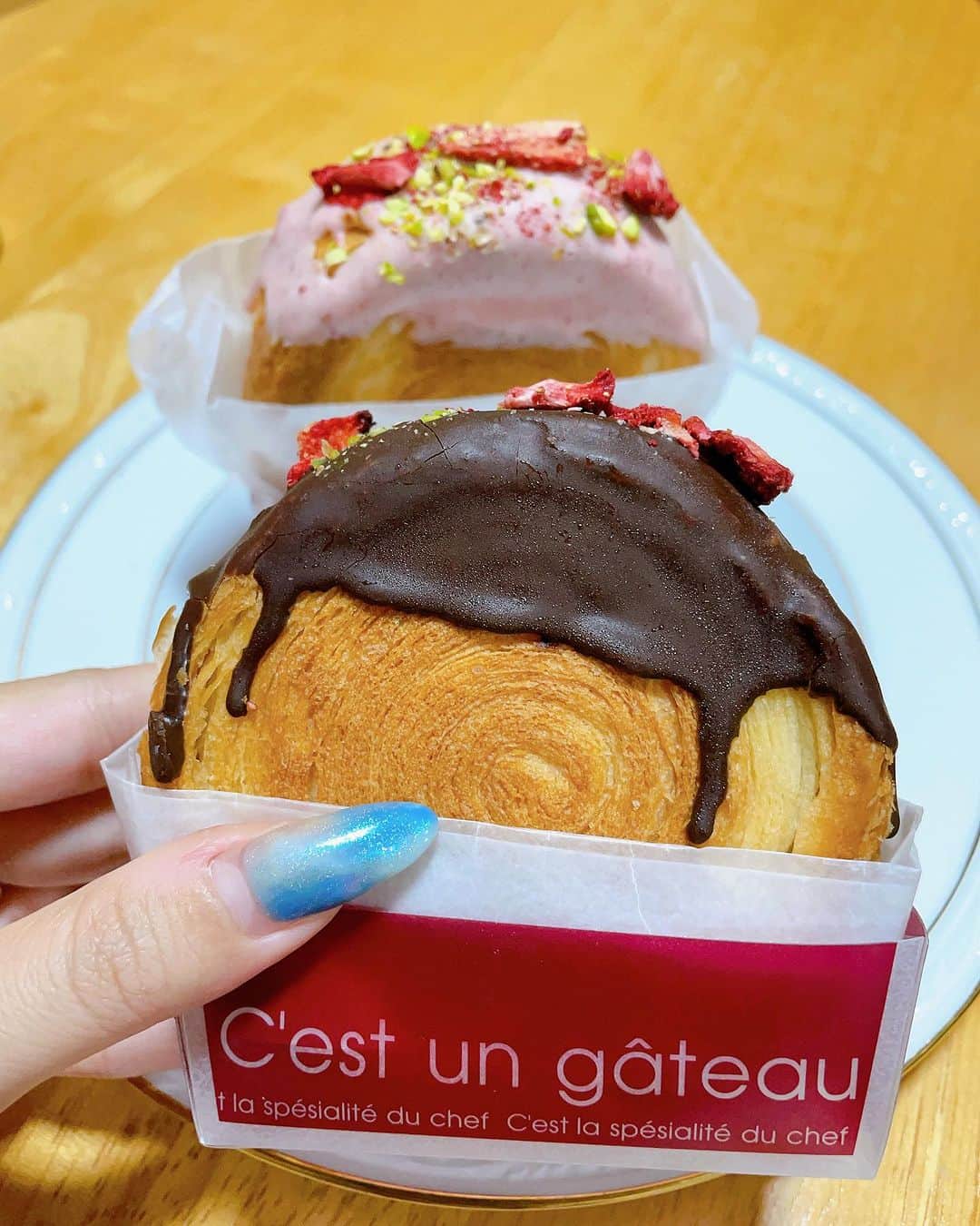 福井柑奈さんのインスタグラム写真 - (福井柑奈Instagram)「いっぱい食べちゃうねーん🤤🔥 これ、丸い形のクロワッサン🥐  キッチンブルズさんの シュプリームクロワッサン🥐  外はサクサク、中はふわふわなの。 中にはホイップクリーム入ってるよ🍦 でもね、意外と甘くなくて一個ぺろっと食べちゃうんだよ🤤 見た目可愛くて食べるのもったいないけど🥺  ニューヨークのベーカリーで誕生しフランス．パリでも大流行になったシュプリームクロワッサン🥐です！  💫フレーバー💫 チョコレート ホワイトチョコ ストロベリー ピスタチオなど  今回はお取り寄せしたけど、 大阪に店舗があるので 今度行ってみます🩷 ( @yummymummy.sweets )  #カラキャス #キッチンブルズ #クロワッサン #シュプリーム #ヤミマミ #新感覚スイーツ #pr #❤️ #お取り寄せスイーツ #お取り寄せパン #お取り寄せグルメ #お取り寄せ #スイーツ好き #croissant #croissants #sweets #instalove #instfood #foodphotography #foodporn #instapic #igers #igfood #igersjp #followme」9月23日 12時00分 - kanna_fukui