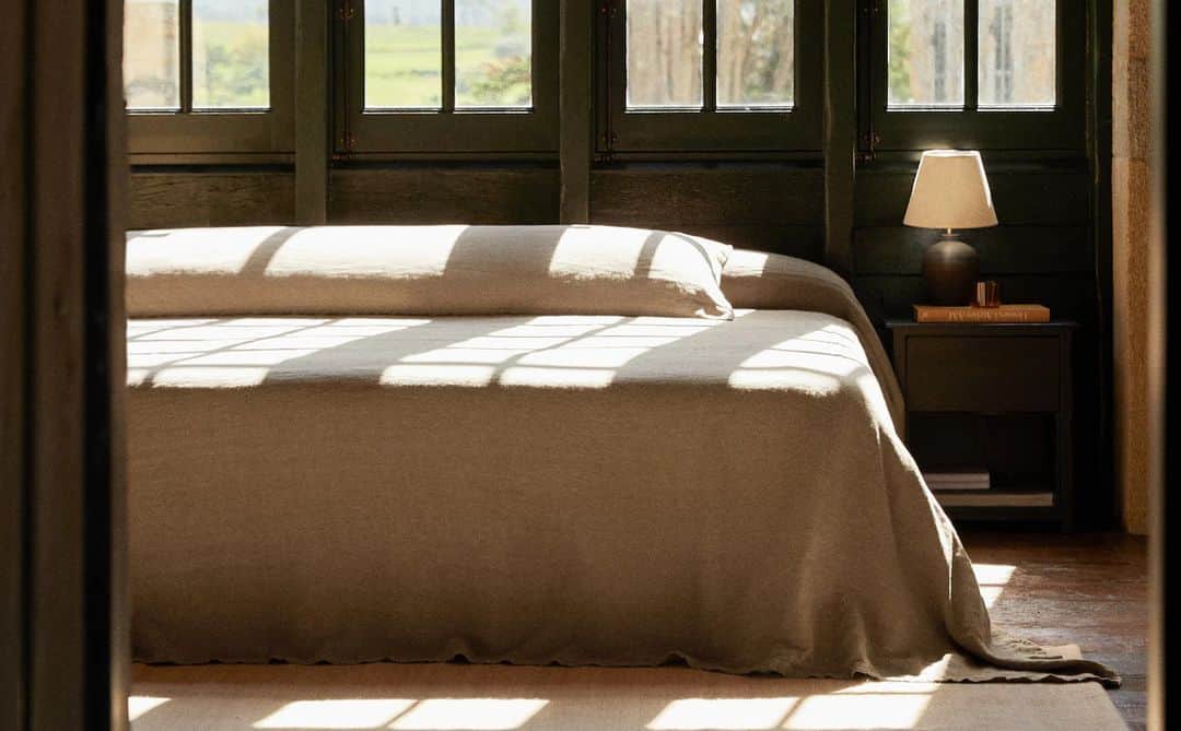 Zara Homeさんのインスタグラム写真 - (Zara HomeInstagram)「NEW IN • Bedspread made of linen. Plain design with straight corners and matching topstitching. Discover our new arrivals at zarahome.com」9月22日 20時05分 - zarahome