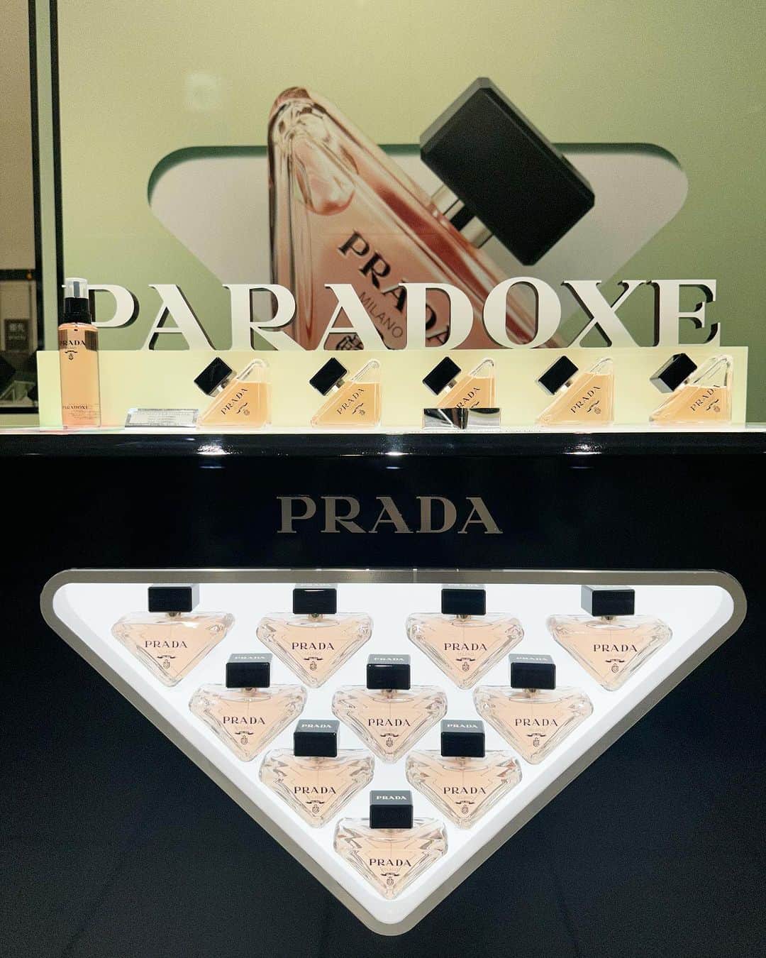 有末麻祐子さんのインスタグラム写真 - (有末麻祐子Instagram)「@prada の新作の香水PARADOXEをお披露目している新宿伊勢丹へ行って参りました☺️ PRADAならではの品がある絶妙な香り。 何よりも形がPRADAのトライアングルで可愛いですよね🥹  ワンピースと靴と鞄もとても可愛い🥹🥹 #PRADA #paradoxe #pr」9月22日 20時05分 - mayukoarisue
