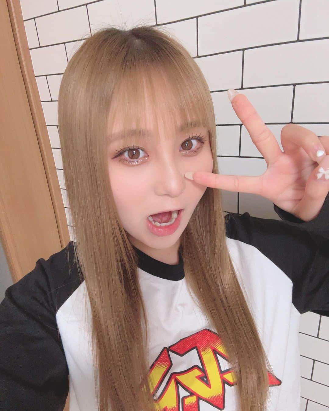 みぃらぁんのインスタグラム：「ポーズと表情あってなくないか？(笑)」