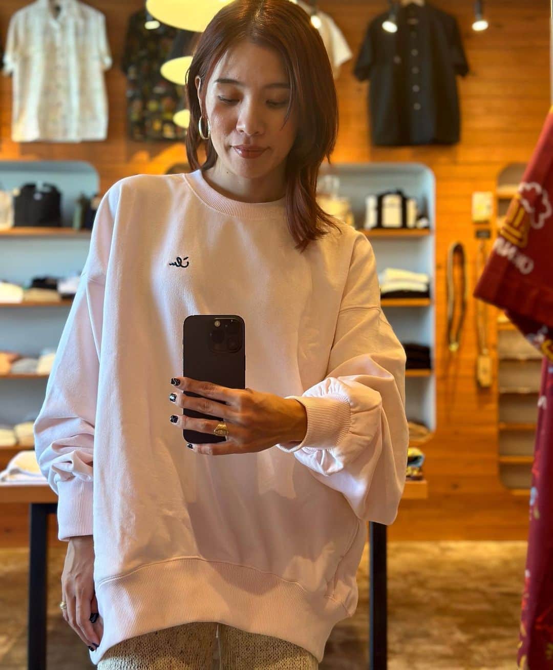 original brand 【ilu098】のインスタグラム：「いよいよ！こちらも♫ サイドポケット付きのスウェット。 ライトピンク色とアッシュ色をご用意。 「ちょこっとアイル」刺繍が可愛い♫  《販売》　 店舗: 9/23(土)11時~ Web: 9/23(土)11時~  #ilu098 #アイルレディー #153cmコーデ」