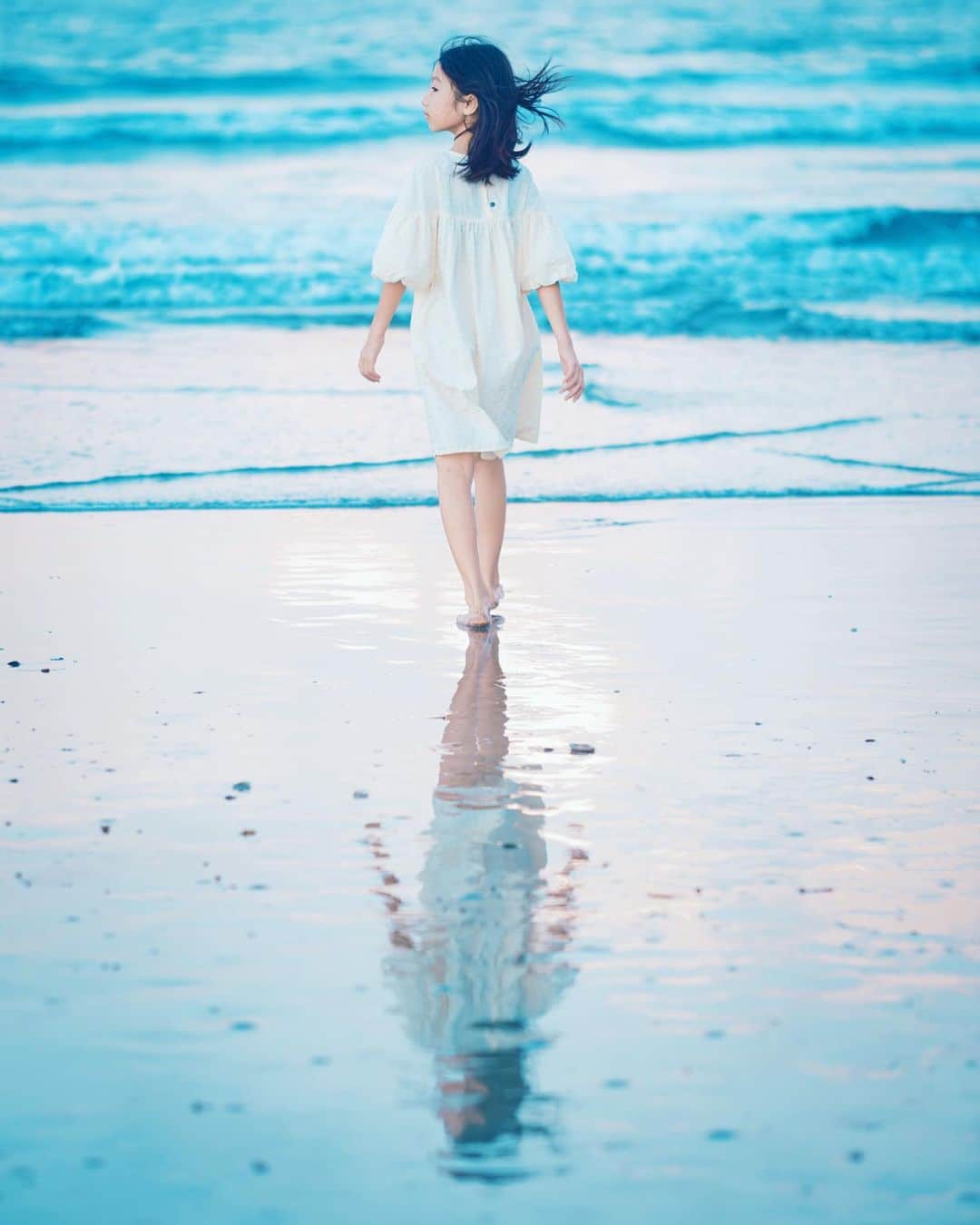 あすかのインスタグラム：「・ 朝の海 縦ver. 夜遅くまで遊んで 朝早く起きたもんだから お顔のアップは遠慮したよ🤭 でもこの旅行で1枚だけ 家族写真を甥っ子くんが このとき撮ってくれて その顔がひどい。 とくに私がね。 他のときに頼めばよかった😂 ・」
