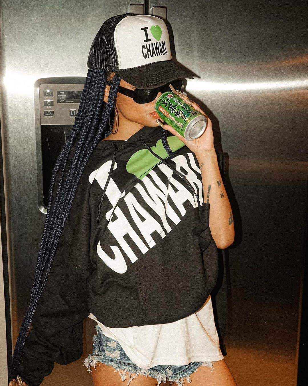 りるはにさんのインスタグラム写真 - (りるはにInstagram)「I dont usually drink chawari but this one for @tokyoyoungvision_official 💚　photo by @kohkikanai   https://tokyoyoungvison.stores.jp」9月22日 20時13分 - lilhoneyprincess