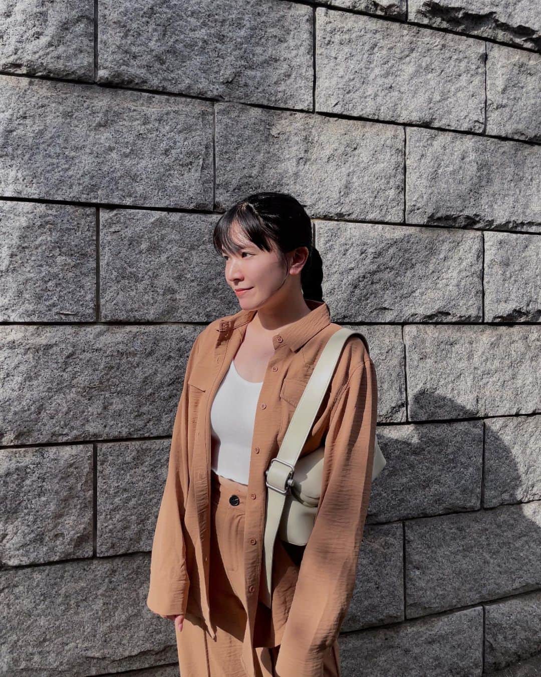 まめだのインスタグラム：「⁡ ⁡ 最近お気に入りの洗顔⚪️ ⁡ ⁡ 肌悩みって日々尽きないけど、 毛穴悩みは特にいつだってあるよね❔ 日々のケアで少しづつ改善したいな…と思いつつ どれが良いのかと私も色々試してみてるんだけど ⁡ ⁡ DROASの洗顔は、 皮脂吸着と温泉ミネラル保湿成分で 毛穴ケア・毛穴の黒ずみケアにぴったりなの！ ⁡ ⁡ 濃密泡処方でうるおいも残したまま 角栓リセットしてくれるよ🫶🏻 ⁡ ⁡ このモコモコの泡が気持ちよくて 香りもとっても良い香りでお気に入り♡ ⁡ 優しく使えるから肌荒れしがちな 私もお気に入りで使っています💭🤍 ⁡ ⁡ ⁡ みんなも是非使ってみてね！ ⁡ @droas_official ⁡ ⁡ #PR #DROAS #洗顔 #スキンケア #ドロアス」