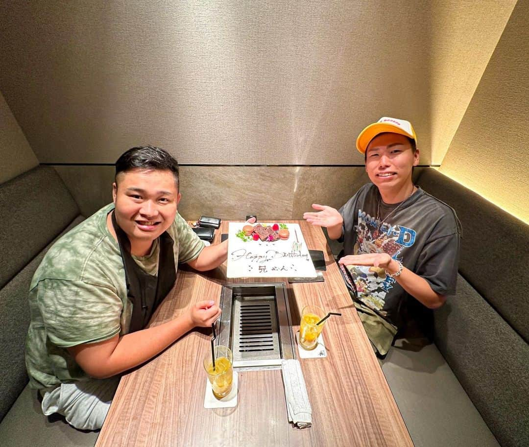 けーすけさんのインスタグラム写真 - (けーすけInstagram)「遅めの兄やんの誕生日会😌 夏が明けてようやくお祝いする事が出来ました。 会う度、大好きさが増してく優しい兄やん。 僕の唯一の心の拠り所的存在で いつも本当に良くしてくれます。  誕生日会と言いつつも、年に数回しかない僕得な幸せな時間でした^ ^  改めて兄やん、お誕生日おめでとうございます。 そしてこれからもよろしくお願いします。 ずーっと大好きです☺️  #ンダホ 兄やん」9月22日 20時15分 - keisuke.espoir_tribe