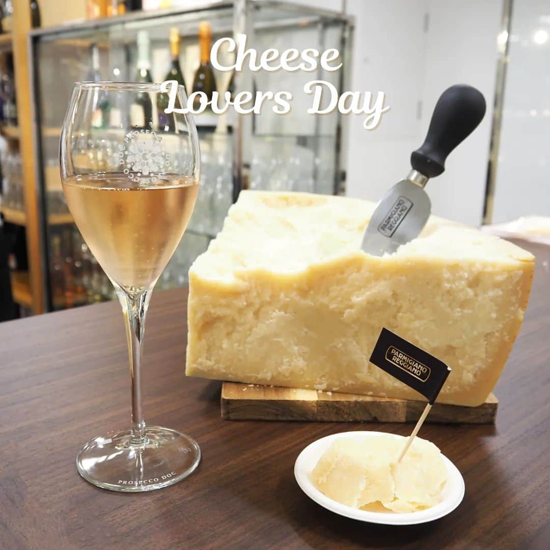 Kuboi Ayumiさんのインスタグラム写真 - (Kuboi AyumiInstagram)「伊勢丹新宿店・本館6階で開催中の「イタリア展 2023」に行ってきました。  チーズやオリーブオイルが好きなので、気になるブースがいっぱい！ 中でも一番惹かれたブースをご紹介します。  ■パルミジャーノ・レッジャーノ・チーズ協会のブース（@parmigianoreggiano.jp）  無添加のパルミジャーノ・レッジャーノとお酒のマリアージュが楽しめるイートインスぺースになっています。 スタッフさんおすすめのプロセッコとおつまみパルミジャーノ・レッジャーノを注文。 プロセッコはイタリアのスパークリングワインで、イタリアではアペリティーボの定番です。  イタリアチーズの王様と称されるパルミジャーノ・レッジャーノ。 普段は粉末になっていてパスタやリゾットにかけて食べたりすることが多いのですが、目の前で大きな塊から砕いてくれたパルミジャーノ・レッジャーノはおつまみにぴったり！ コクがあって噛むたびに旨味が出てくるパルミジャーノ・レッジャーノは、軽い口当たりのプロセッコとの相性抜群で、手がとまらなくなっちゃう。  そのまま食べてもおいしいのですが、濃厚なバルサミコ酢を少しかけて食べるのもおすすめ。  北イタリアの限られた地域で約1,000年の伝統を守り、添加物を一切使わず職人と自然によって育まれるチーズ、ぜひ食べてみてほしい。 「イタリア展 2023」は9月26日（火）まで開催しているので、気になる方は行ってみてくださいね。  ＊お酒は20歳から♡  ○+●+○+●+○+●+○+●+○+●+○+●+○+●  @himekagami　←　check♡  おうちごはん が楽しくなるお取り寄せグルメ や簡単＆時短ごはん、育児情報など発信中！ 投稿が気に入ったら保存&フォローしていただけるとうれしいです。 いつもありがとうございます(^^)  ○+●+○+●+○+●+○+●+○+●+○+●+○+●  #pr #パルミジャーノレッジャーノ #parmigianoreggiano #伊勢丹新宿イタリア展2023 #伊勢丹 #伊勢丹新宿 #チーズ #ワイン #イタリアグルメ #プロセッコ #cheese」9月22日 20時15分 - himekagami
