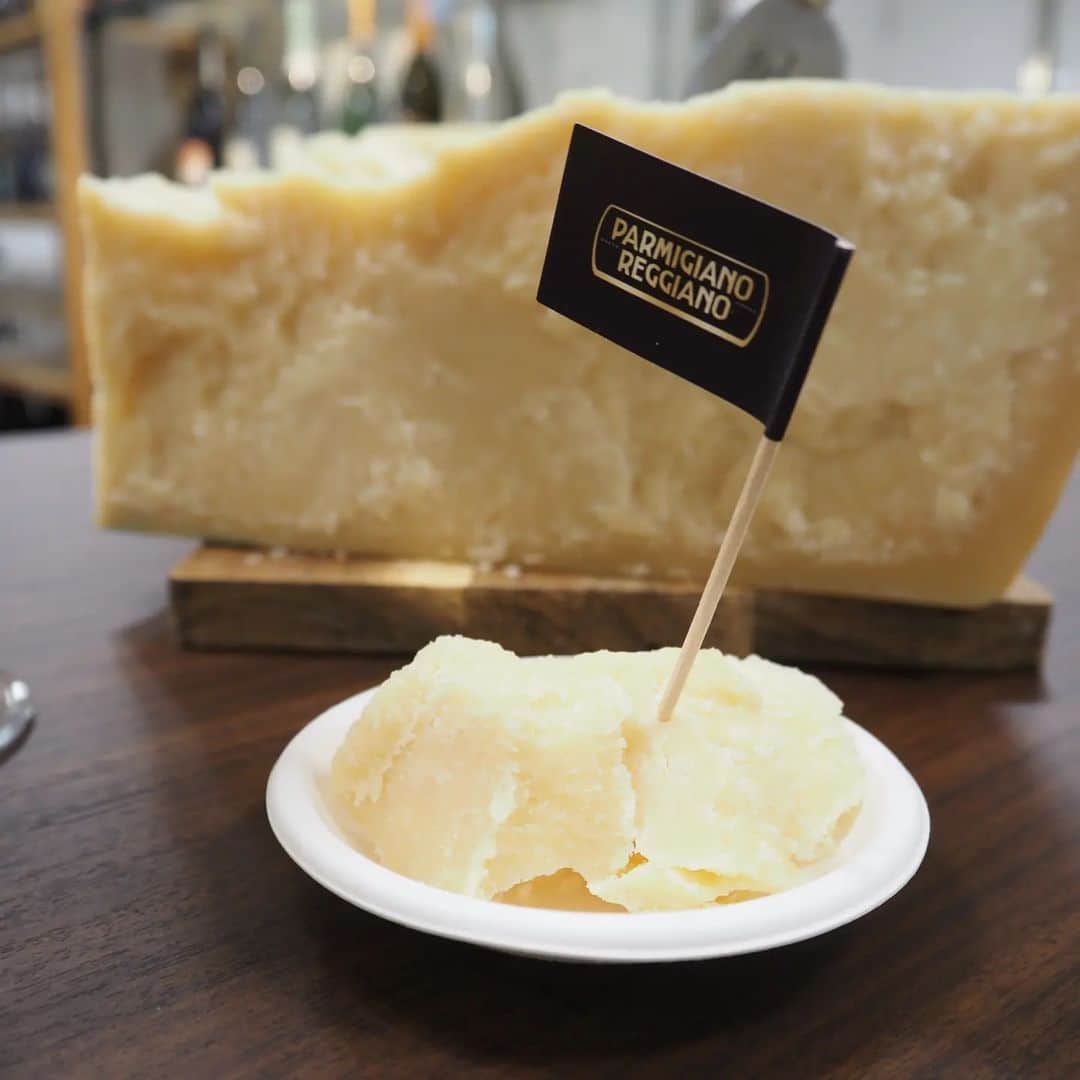 Kuboi Ayumiさんのインスタグラム写真 - (Kuboi AyumiInstagram)「伊勢丹新宿店・本館6階で開催中の「イタリア展 2023」に行ってきました。  チーズやオリーブオイルが好きなので、気になるブースがいっぱい！ 中でも一番惹かれたブースをご紹介します。  ■パルミジャーノ・レッジャーノ・チーズ協会のブース（@parmigianoreggiano.jp）  無添加のパルミジャーノ・レッジャーノとお酒のマリアージュが楽しめるイートインスぺースになっています。 スタッフさんおすすめのプロセッコとおつまみパルミジャーノ・レッジャーノを注文。 プロセッコはイタリアのスパークリングワインで、イタリアではアペリティーボの定番です。  イタリアチーズの王様と称されるパルミジャーノ・レッジャーノ。 普段は粉末になっていてパスタやリゾットにかけて食べたりすることが多いのですが、目の前で大きな塊から砕いてくれたパルミジャーノ・レッジャーノはおつまみにぴったり！ コクがあって噛むたびに旨味が出てくるパルミジャーノ・レッジャーノは、軽い口当たりのプロセッコとの相性抜群で、手がとまらなくなっちゃう。  そのまま食べてもおいしいのですが、濃厚なバルサミコ酢を少しかけて食べるのもおすすめ。  北イタリアの限られた地域で約1,000年の伝統を守り、添加物を一切使わず職人と自然によって育まれるチーズ、ぜひ食べてみてほしい。 「イタリア展 2023」は9月26日（火）まで開催しているので、気になる方は行ってみてくださいね。  ＊お酒は20歳から♡  ○+●+○+●+○+●+○+●+○+●+○+●+○+●  @himekagami　←　check♡  おうちごはん が楽しくなるお取り寄せグルメ や簡単＆時短ごはん、育児情報など発信中！ 投稿が気に入ったら保存&フォローしていただけるとうれしいです。 いつもありがとうございます(^^)  ○+●+○+●+○+●+○+●+○+●+○+●+○+●  #pr #パルミジャーノレッジャーノ #parmigianoreggiano #伊勢丹新宿イタリア展2023 #伊勢丹 #伊勢丹新宿 #チーズ #ワイン #イタリアグルメ #プロセッコ #cheese」9月22日 20時15分 - himekagami