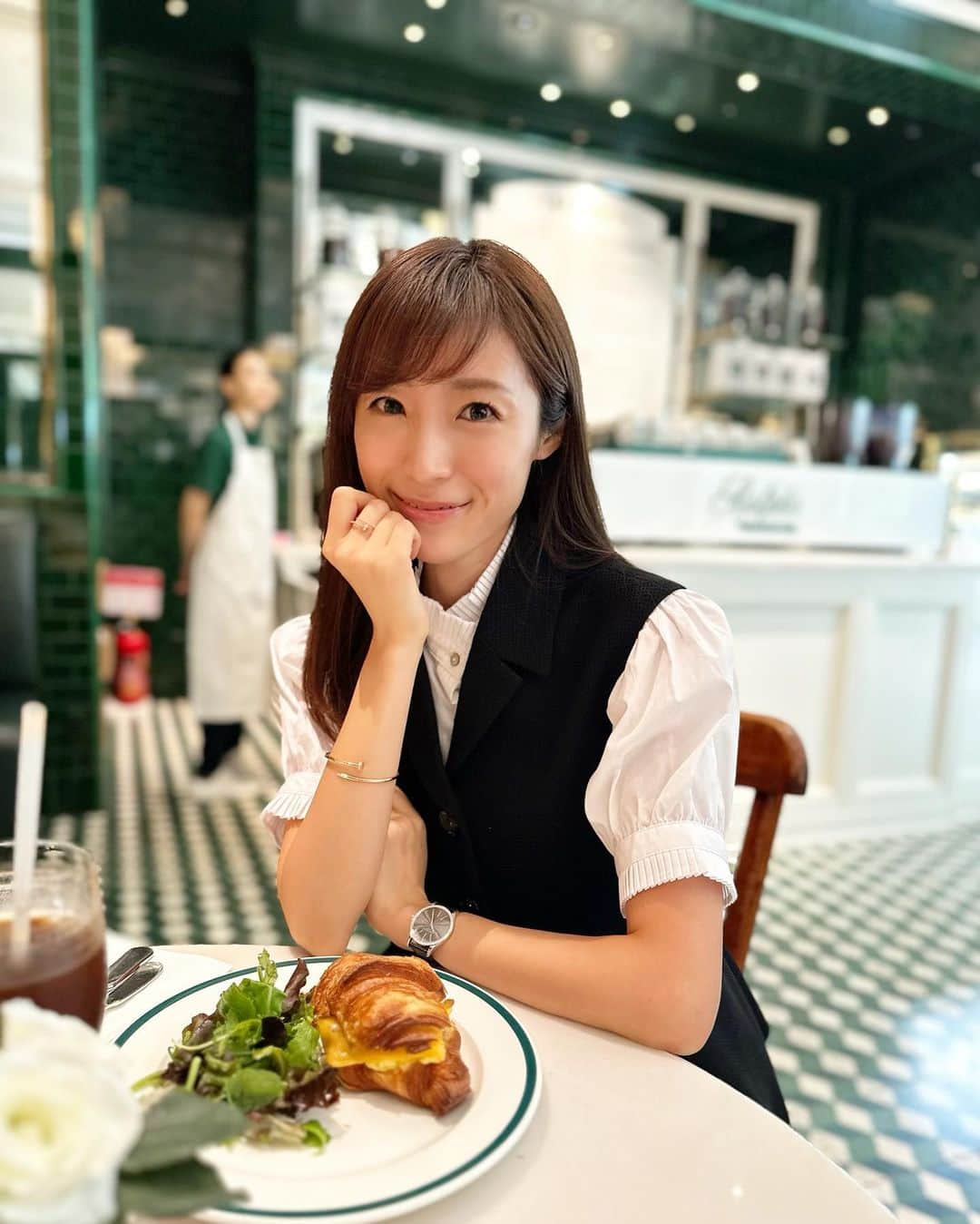 小林真由のインスタグラム：「ペブラムジレを着てモーニング🍽️☕️ ⁡ ツイード素材が秋らしく、着膨れしないシャープなデザイン🍂切り替え部分が上にあるので綺麗に着られる🤍長く着たいお洋服。 ⁡ ⁡ カリスマな2人が撮ってくれました🎥🫰🏻 よく笑った朝♡ ⁡ ⁡ ジレ: @anayi_official  ⁡ ⁡ ⁡ #ファッション #コーデ #ママコーデ #女の子ママ #男の子ママ #ママライフ #コーディネート #４歳 #3歳 #pr #anayi #アナイ」