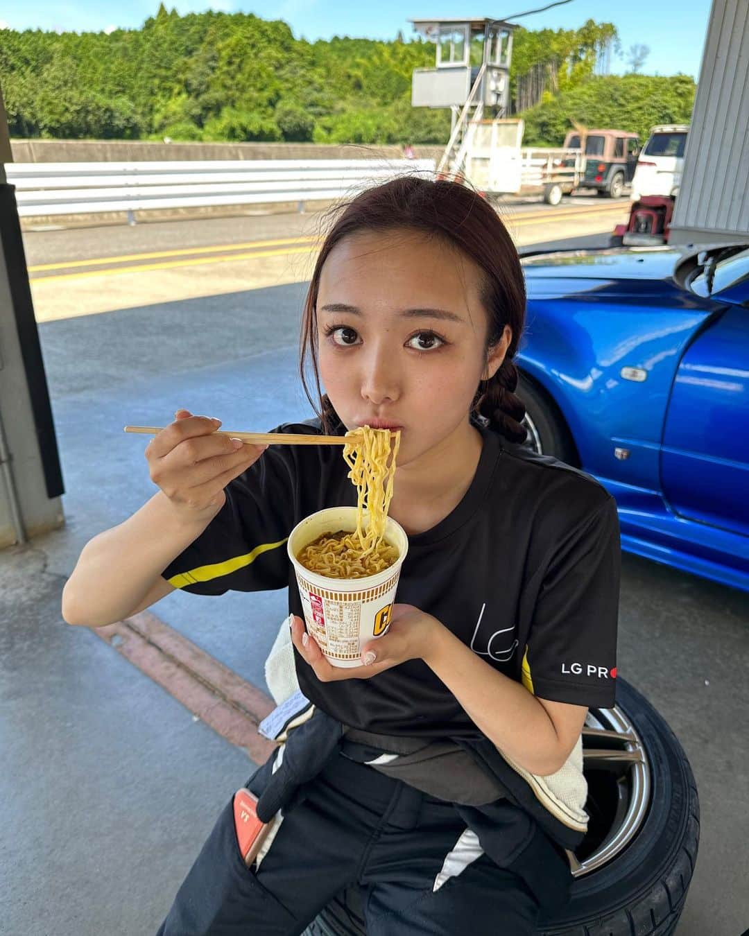 ARISAのインスタグラム：「鈴鹿ツインはカップラーメンの自動販売機があるのでお昼はカップラーメンを食べることが多いよ🚗💨 カレー味が好き🍛  みんなは何味のカップラーメンが好き？🫶🏻  食べてるといつも猫が寄ってくるので、「あげないよ」と言って逃げてます笑  2枚目の写真ほんまにじわる笑笑  #ドリフト #ドリフト女子 #スカイライン#マニュアル女子 #mt車#drift #カップラーメン #nisan #skyline #gtr #er34」