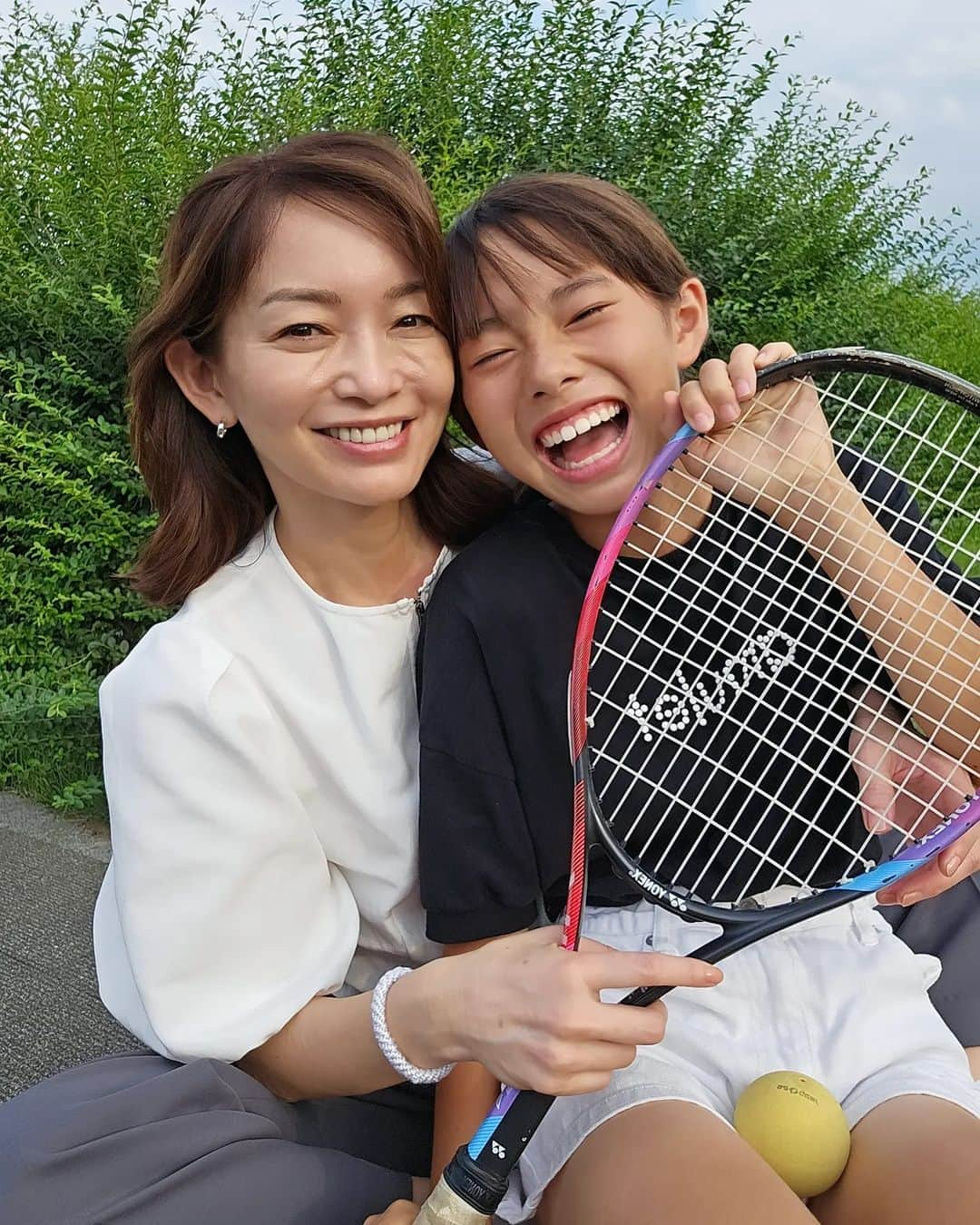 佐藤純のインスタグラム：「朝4時起きだったけど…💦  娘の部活がなかったので、娘の練習のお付き合い🎾  2枚目『それはやめろ💦』  3枚目『だから、やめろってー🐽‼️』  もうね、汗だくで練習？いや、汗だくで遊びました🎾  5枚目、 パンツまくってヒドイ格好だ🤣  最後の動画は、あのまま二人で後ろに落ちました🤣‼️  あー、楽しい😆  #中1 #テニス #親子 #娘 #軟式テニス #部活 #ママ #ママモデル #モデル #mama #mamamodel #model」