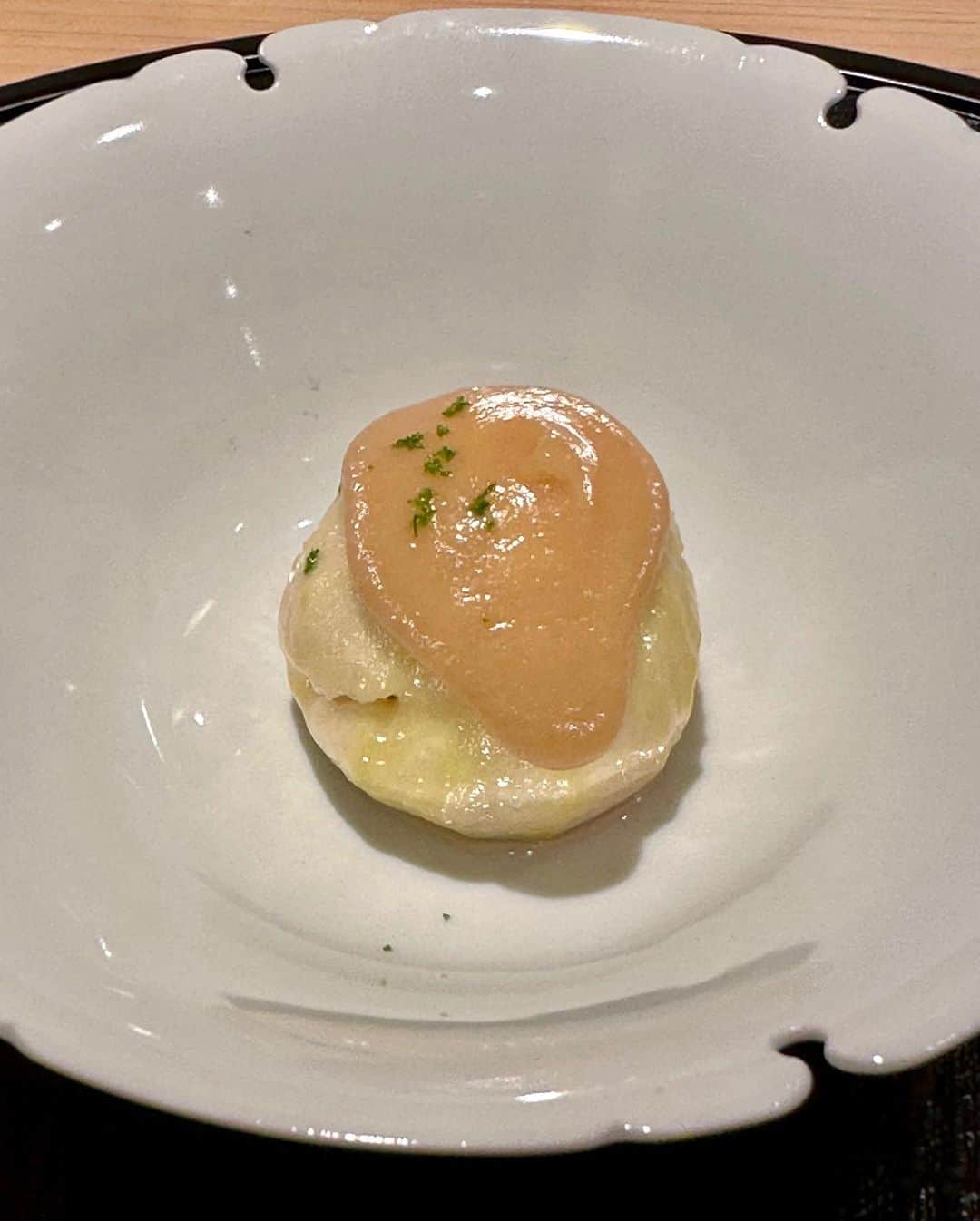 秋山具義さんのインスタグラム写真 - (秋山具義Instagram)「九月の『新ばし 星野』は、そろそろシーズンが終わるもの、これから始まるもの、どちらも楽しめて最高でした！ ⁡ この時期の子持ちの天然鮎はかなり珍しいそうで、今まで食べた焼いた鮎の中でも相当美味しかった！ ⁡ 今日から始まったという初物の天然の松茸も素晴らしかった！　 ⁡ 鰻の飯蒸し、毛蟹の茶碗蒸し、焼き鼈、最高でした！ ⁡ ⁡ ◉焼き茄子の白味噌仕立て ◉鰻の飯蒸し ◉雲丹に鯛の中骨の出汁のゼリー ◉服部中村養鼈場の焼き鼈 ◉毛蟹の茶碗蒸し ◉冷やしイチヂク田楽 ◉ぐじの天ぷら ◉初物岩手の天然松茸の鱧しゃぶ ◉天然の子持ち鮎 ◉精進の炊き合わせ ◉ご飯と牛乳しぐれ煮とじゃこと白菜漬物 ◉全卵卵かけご飯 ◉梅干じゃこ茶漬け ◉葛切り  #新ばし星野 #具義割烹2023 #具義新橋2023」9月22日 20時20分 - gugitter