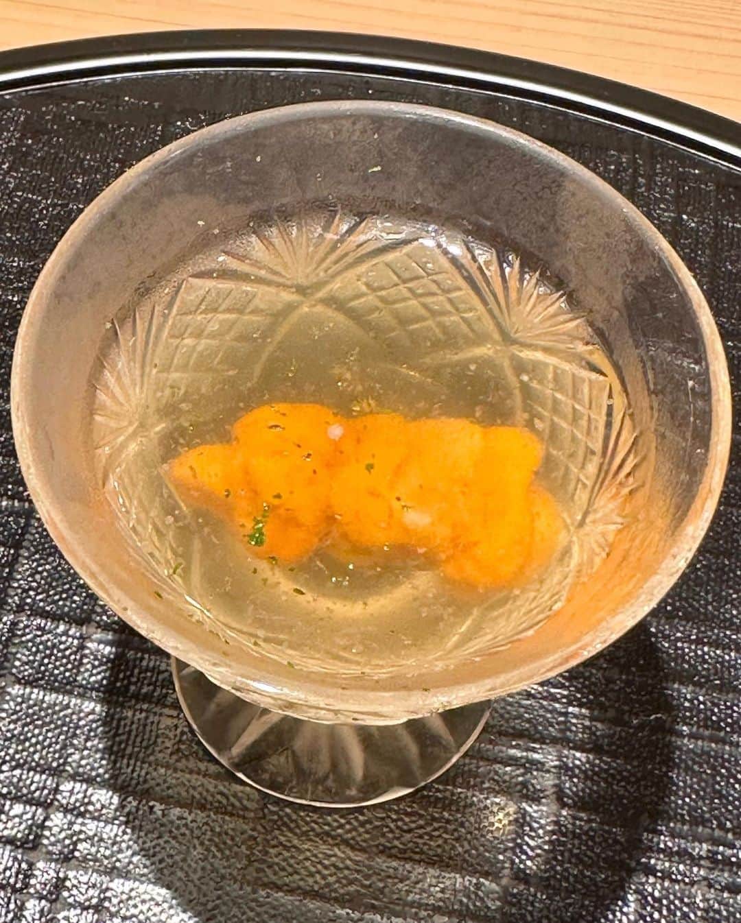 秋山具義さんのインスタグラム写真 - (秋山具義Instagram)「九月の『新ばし 星野』は、そろそろシーズンが終わるもの、これから始まるもの、どちらも楽しめて最高でした！ ⁡ この時期の子持ちの天然鮎はかなり珍しいそうで、今まで食べた焼いた鮎の中でも相当美味しかった！ ⁡ 今日から始まったという初物の天然の松茸も素晴らしかった！　 ⁡ 鰻の飯蒸し、毛蟹の茶碗蒸し、焼き鼈、最高でした！ ⁡ ⁡ ◉焼き茄子の白味噌仕立て ◉鰻の飯蒸し ◉雲丹に鯛の中骨の出汁のゼリー ◉服部中村養鼈場の焼き鼈 ◉毛蟹の茶碗蒸し ◉冷やしイチヂク田楽 ◉ぐじの天ぷら ◉初物岩手の天然松茸の鱧しゃぶ ◉天然の子持ち鮎 ◉精進の炊き合わせ ◉ご飯と牛乳しぐれ煮とじゃこと白菜漬物 ◉全卵卵かけご飯 ◉梅干じゃこ茶漬け ◉葛切り  #新ばし星野 #具義割烹2023 #具義新橋2023」9月22日 20時20分 - gugitter