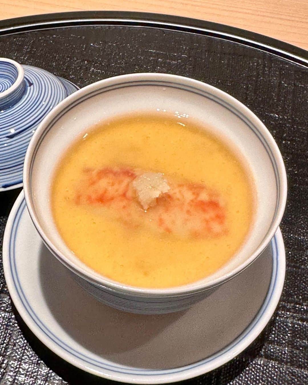 秋山具義さんのインスタグラム写真 - (秋山具義Instagram)「九月の『新ばし 星野』は、そろそろシーズンが終わるもの、これから始まるもの、どちらも楽しめて最高でした！ ⁡ この時期の子持ちの天然鮎はかなり珍しいそうで、今まで食べた焼いた鮎の中でも相当美味しかった！ ⁡ 今日から始まったという初物の天然の松茸も素晴らしかった！　 ⁡ 鰻の飯蒸し、毛蟹の茶碗蒸し、焼き鼈、最高でした！ ⁡ ⁡ ◉焼き茄子の白味噌仕立て ◉鰻の飯蒸し ◉雲丹に鯛の中骨の出汁のゼリー ◉服部中村養鼈場の焼き鼈 ◉毛蟹の茶碗蒸し ◉冷やしイチヂク田楽 ◉ぐじの天ぷら ◉初物岩手の天然松茸の鱧しゃぶ ◉天然の子持ち鮎 ◉精進の炊き合わせ ◉ご飯と牛乳しぐれ煮とじゃこと白菜漬物 ◉全卵卵かけご飯 ◉梅干じゃこ茶漬け ◉葛切り  #新ばし星野 #具義割烹2023 #具義新橋2023」9月22日 20時20分 - gugitter