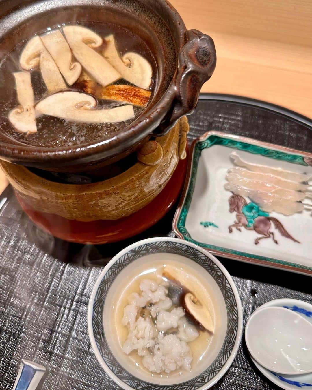秋山具義さんのインスタグラム写真 - (秋山具義Instagram)「九月の『新ばし 星野』は、そろそろシーズンが終わるもの、これから始まるもの、どちらも楽しめて最高でした！ ⁡ この時期の子持ちの天然鮎はかなり珍しいそうで、今まで食べた焼いた鮎の中でも相当美味しかった！ ⁡ 今日から始まったという初物の天然の松茸も素晴らしかった！　 ⁡ 鰻の飯蒸し、毛蟹の茶碗蒸し、焼き鼈、最高でした！ ⁡ ⁡ ◉焼き茄子の白味噌仕立て ◉鰻の飯蒸し ◉雲丹に鯛の中骨の出汁のゼリー ◉服部中村養鼈場の焼き鼈 ◉毛蟹の茶碗蒸し ◉冷やしイチヂク田楽 ◉ぐじの天ぷら ◉初物岩手の天然松茸の鱧しゃぶ ◉天然の子持ち鮎 ◉精進の炊き合わせ ◉ご飯と牛乳しぐれ煮とじゃこと白菜漬物 ◉全卵卵かけご飯 ◉梅干じゃこ茶漬け ◉葛切り  #新ばし星野 #具義割烹2023 #具義新橋2023」9月22日 20時20分 - gugitter
