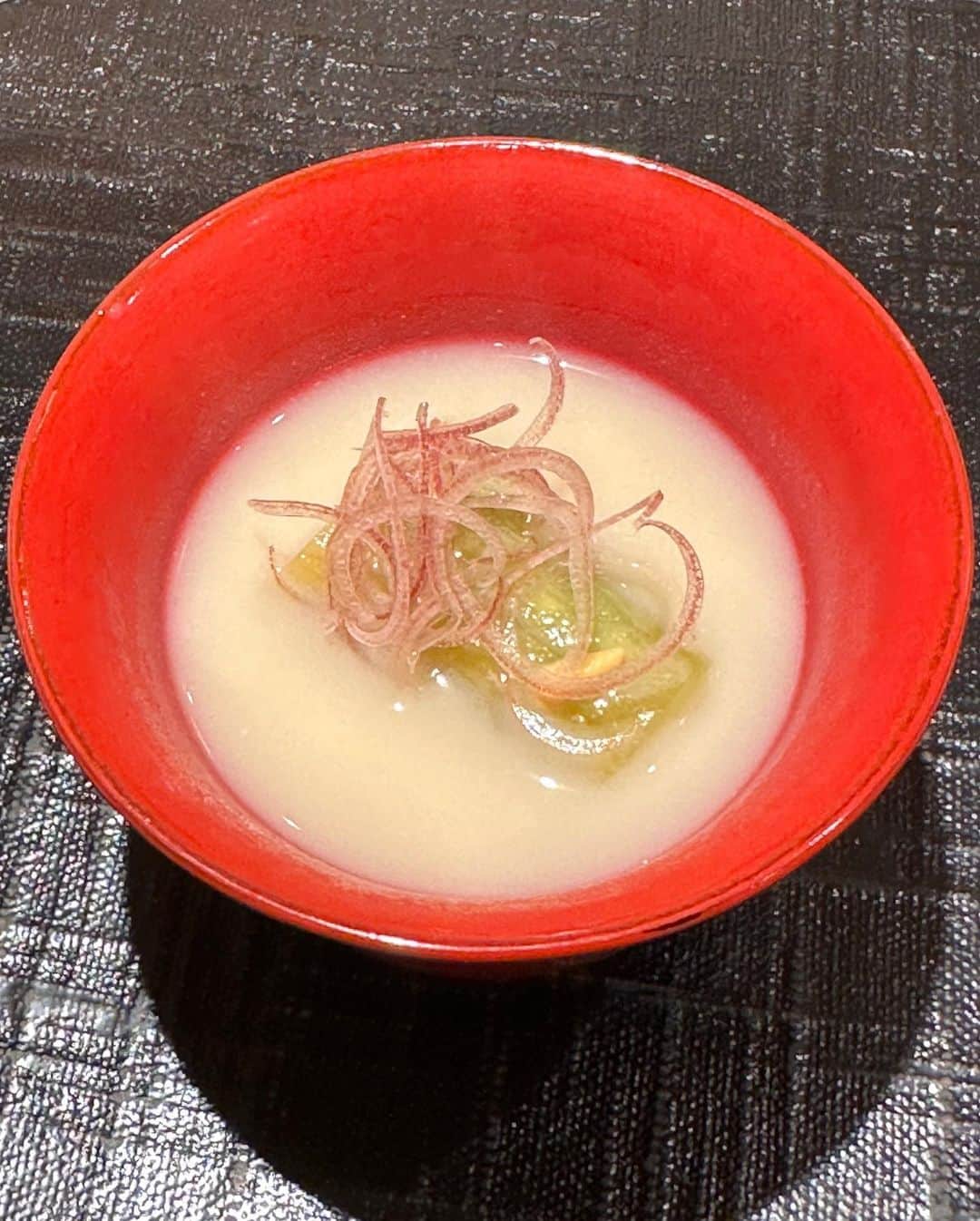 秋山具義さんのインスタグラム写真 - (秋山具義Instagram)「九月の『新ばし 星野』は、そろそろシーズンが終わるもの、これから始まるもの、どちらも楽しめて最高でした！ ⁡ この時期の子持ちの天然鮎はかなり珍しいそうで、今まで食べた焼いた鮎の中でも相当美味しかった！ ⁡ 今日から始まったという初物の天然の松茸も素晴らしかった！　 ⁡ 鰻の飯蒸し、毛蟹の茶碗蒸し、焼き鼈、最高でした！ ⁡ ⁡ ◉焼き茄子の白味噌仕立て ◉鰻の飯蒸し ◉雲丹に鯛の中骨の出汁のゼリー ◉服部中村養鼈場の焼き鼈 ◉毛蟹の茶碗蒸し ◉冷やしイチヂク田楽 ◉ぐじの天ぷら ◉初物岩手の天然松茸の鱧しゃぶ ◉天然の子持ち鮎 ◉精進の炊き合わせ ◉ご飯と牛乳しぐれ煮とじゃこと白菜漬物 ◉全卵卵かけご飯 ◉梅干じゃこ茶漬け ◉葛切り  #新ばし星野 #具義割烹2023 #具義新橋2023」9月22日 20時20分 - gugitter