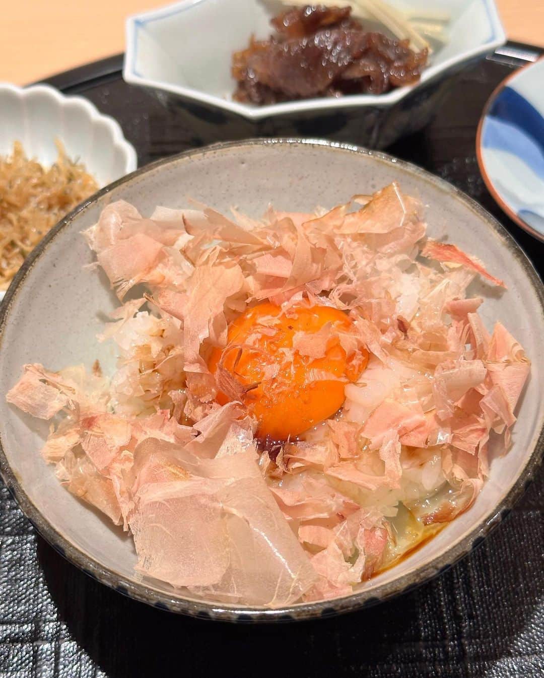 秋山具義さんのインスタグラム写真 - (秋山具義Instagram)「九月の『新ばし 星野』は、そろそろシーズンが終わるもの、これから始まるもの、どちらも楽しめて最高でした！ ⁡ この時期の子持ちの天然鮎はかなり珍しいそうで、今まで食べた焼いた鮎の中でも相当美味しかった！ ⁡ 今日から始まったという初物の天然の松茸も素晴らしかった！　 ⁡ 鰻の飯蒸し、毛蟹の茶碗蒸し、焼き鼈、最高でした！ ⁡ ⁡ ◉焼き茄子の白味噌仕立て ◉鰻の飯蒸し ◉雲丹に鯛の中骨の出汁のゼリー ◉服部中村養鼈場の焼き鼈 ◉毛蟹の茶碗蒸し ◉冷やしイチヂク田楽 ◉ぐじの天ぷら ◉初物岩手の天然松茸の鱧しゃぶ ◉天然の子持ち鮎 ◉精進の炊き合わせ ◉ご飯と牛乳しぐれ煮とじゃこと白菜漬物 ◉全卵卵かけご飯 ◉梅干じゃこ茶漬け ◉葛切り  #新ばし星野 #具義割烹2023 #具義新橋2023」9月22日 20時20分 - gugitter