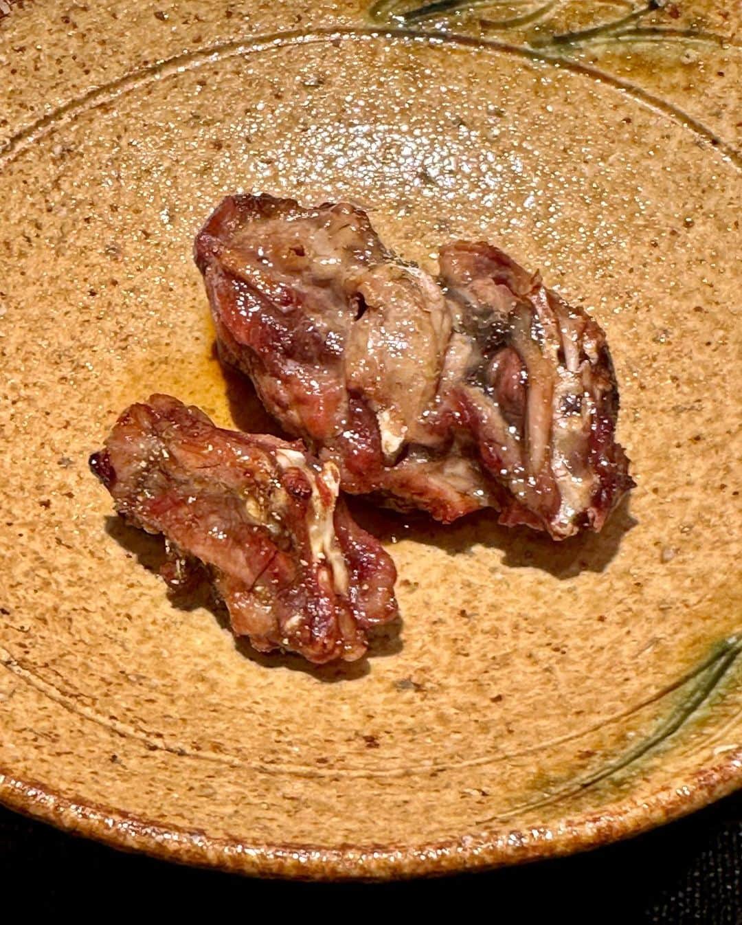 秋山具義さんのインスタグラム写真 - (秋山具義Instagram)「九月の『新ばし 星野』は、そろそろシーズンが終わるもの、これから始まるもの、どちらも楽しめて最高でした！ ⁡ この時期の子持ちの天然鮎はかなり珍しいそうで、今まで食べた焼いた鮎の中でも相当美味しかった！ ⁡ 今日から始まったという初物の天然の松茸も素晴らしかった！　 ⁡ 鰻の飯蒸し、毛蟹の茶碗蒸し、焼き鼈、最高でした！ ⁡ ⁡ ◉焼き茄子の白味噌仕立て ◉鰻の飯蒸し ◉雲丹に鯛の中骨の出汁のゼリー ◉服部中村養鼈場の焼き鼈 ◉毛蟹の茶碗蒸し ◉冷やしイチヂク田楽 ◉ぐじの天ぷら ◉初物岩手の天然松茸の鱧しゃぶ ◉天然の子持ち鮎 ◉精進の炊き合わせ ◉ご飯と牛乳しぐれ煮とじゃこと白菜漬物 ◉全卵卵かけご飯 ◉梅干じゃこ茶漬け ◉葛切り  #新ばし星野 #具義割烹2023 #具義新橋2023」9月22日 20時20分 - gugitter