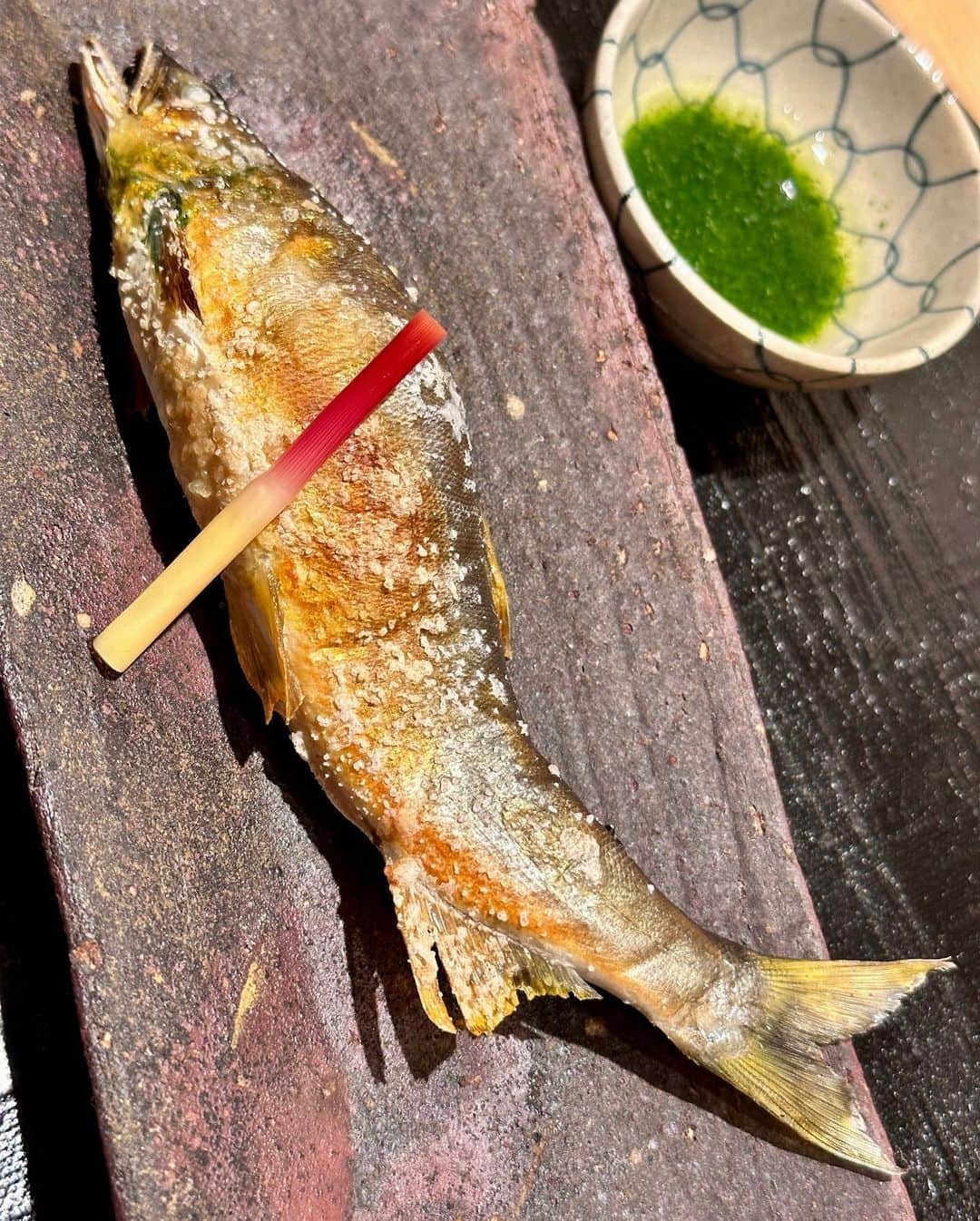 秋山具義さんのインスタグラム写真 - (秋山具義Instagram)「九月の『新ばし 星野』は、そろそろシーズンが終わるもの、これから始まるもの、どちらも楽しめて最高でした！ ⁡ この時期の子持ちの天然鮎はかなり珍しいそうで、今まで食べた焼いた鮎の中でも相当美味しかった！ ⁡ 今日から始まったという初物の天然の松茸も素晴らしかった！　 ⁡ 鰻の飯蒸し、毛蟹の茶碗蒸し、焼き鼈、最高でした！ ⁡ ⁡ ◉焼き茄子の白味噌仕立て ◉鰻の飯蒸し ◉雲丹に鯛の中骨の出汁のゼリー ◉服部中村養鼈場の焼き鼈 ◉毛蟹の茶碗蒸し ◉冷やしイチヂク田楽 ◉ぐじの天ぷら ◉初物岩手の天然松茸の鱧しゃぶ ◉天然の子持ち鮎 ◉精進の炊き合わせ ◉ご飯と牛乳しぐれ煮とじゃこと白菜漬物 ◉全卵卵かけご飯 ◉梅干じゃこ茶漬け ◉葛切り  #新ばし星野 #具義割烹2023 #具義新橋2023」9月22日 20時20分 - gugitter