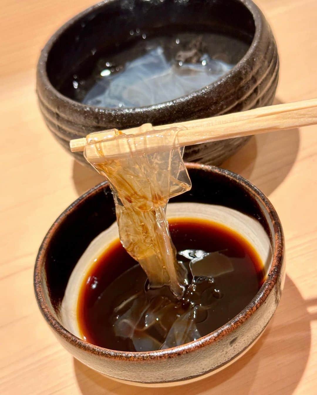 秋山具義さんのインスタグラム写真 - (秋山具義Instagram)「九月の『新ばし 星野』は、そろそろシーズンが終わるもの、これから始まるもの、どちらも楽しめて最高でした！ ⁡ この時期の子持ちの天然鮎はかなり珍しいそうで、今まで食べた焼いた鮎の中でも相当美味しかった！ ⁡ 今日から始まったという初物の天然の松茸も素晴らしかった！　 ⁡ 鰻の飯蒸し、毛蟹の茶碗蒸し、焼き鼈、最高でした！ ⁡ ⁡ ◉焼き茄子の白味噌仕立て ◉鰻の飯蒸し ◉雲丹に鯛の中骨の出汁のゼリー ◉服部中村養鼈場の焼き鼈 ◉毛蟹の茶碗蒸し ◉冷やしイチヂク田楽 ◉ぐじの天ぷら ◉初物岩手の天然松茸の鱧しゃぶ ◉天然の子持ち鮎 ◉精進の炊き合わせ ◉ご飯と牛乳しぐれ煮とじゃこと白菜漬物 ◉全卵卵かけご飯 ◉梅干じゃこ茶漬け ◉葛切り  #新ばし星野 #具義割烹2023 #具義新橋2023」9月22日 20時20分 - gugitter