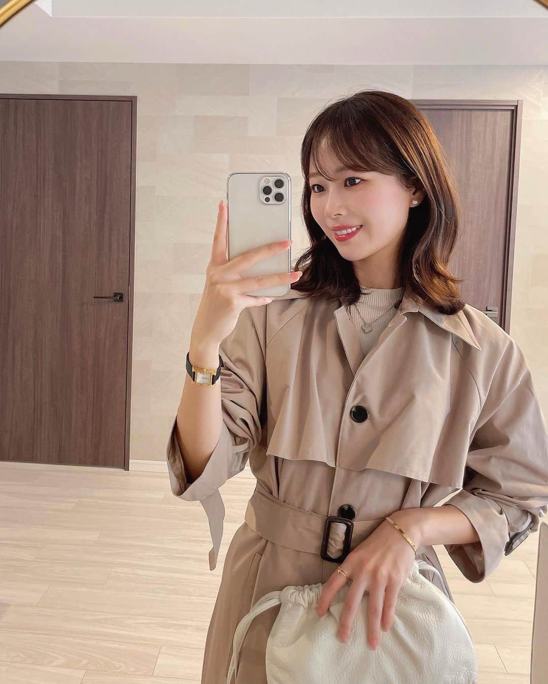 ハンナミのインスタグラム：「載せてなかった写真たち🤳🏻ˎˊ˗  新作トレンチコートはラグランスリーブだから 中に厚手ニット着れるのも嬉しい♩  本日12:00- 新作発売スタートしています ♡ ・trench coat ・leather clutch bag ・peplum bustier」