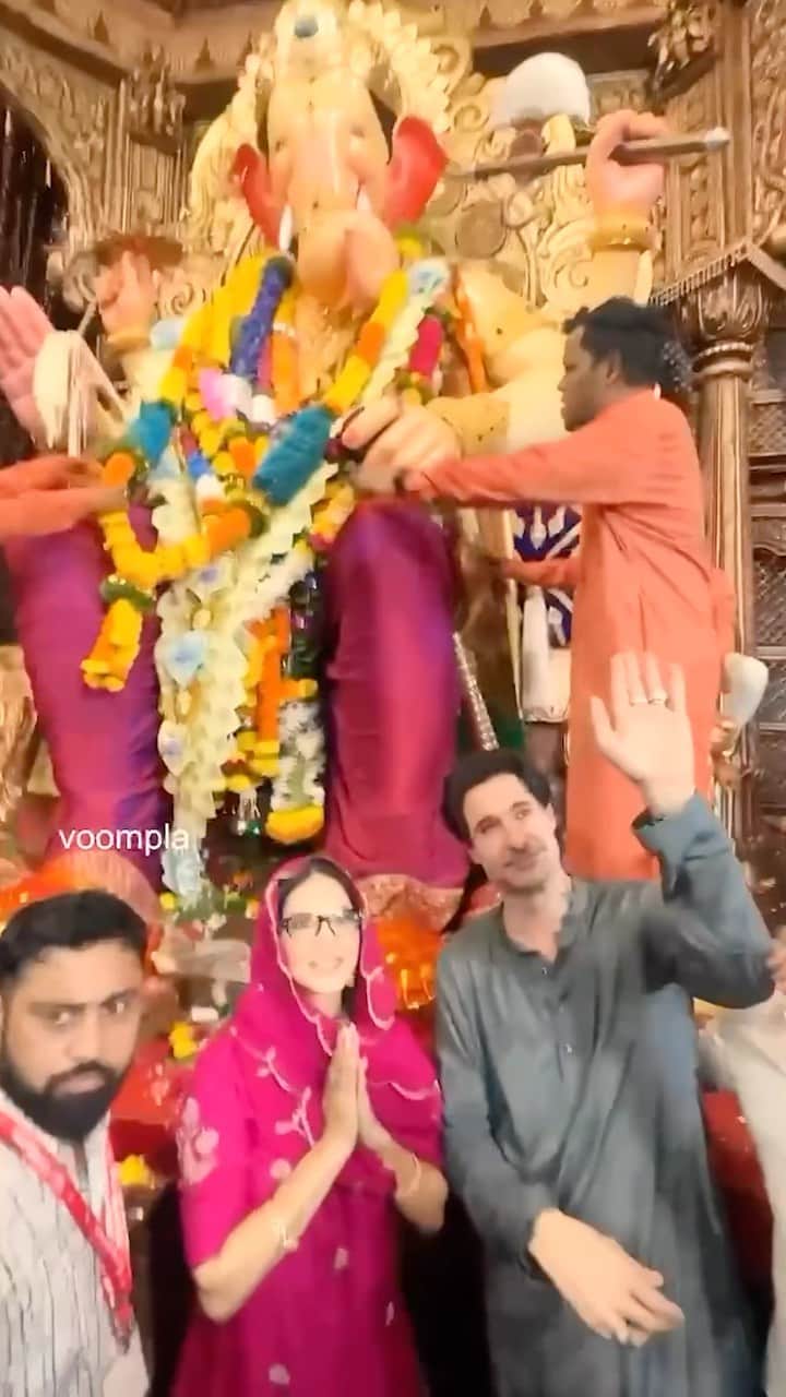 サニー・レオーネのインスタグラム：「🙏Ganapati Bappa Morya🙏 My trip to Lalbaugcha Raja #Lalbaugcharaja with @dirrty99 Thank you to @bigfmindia the @mumbaipolice and all security and staff for making this trip amazing! May Ganapati Bappa bless everyone! @sunnyrajani @hitendrakapopara   Outfit by @theancestrystore Jewellery by @goldenwindow @ascend.rohank Styled by @hitendrakapopara Fashion Team @tanyakalraaa」