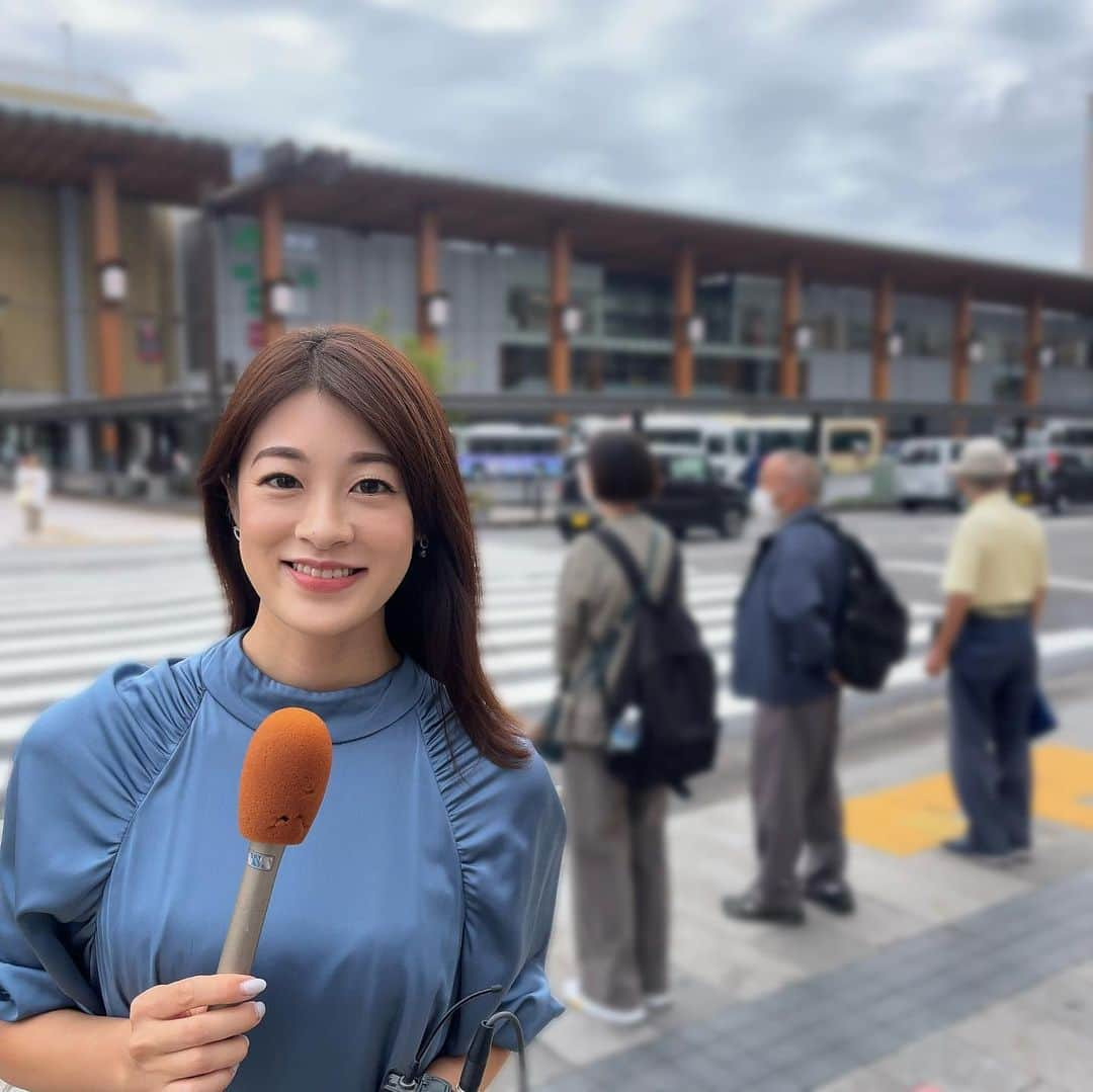 小宮山瑞季さんのインスタグラム写真 - (小宮山瑞季Instagram)「今朝はだいぶ涼しかったですね～😎✨ これまでは寝苦しくて、 エアコンをつけて寝ていたこともあったのですが、 きのうはエアコン無しで快適に眠れました☺️★ ようやく過ごしやすなったな～と秋を感じました🎃🍁  今朝、通勤通学時間帯に長野駅前に行くと、 上着を羽織ったり、 長袖を着たりする人の姿もありました！  みなさん、秋服が着られて嬉しい♩ 涼しくなって嬉しい♩と 話してくださいました☺️🍀✨  インタビューに答えてくださった皆さん ありがとうございました🙇‍♂️✨   わたしも今日の衣装は 7分袖のワンピースにしました👗♥️ いよいよ秋服の出番！たのしみ🎈🌈  久しぶりに早起きしたので、もう眠いです😪 といっても5時半起き。 もっと早くからお仕事の方もいますよね🫢 わたしは朝が苦手なので、 朝が得意な方本当に憧れます😍✨  ではでは良い週末を～🌙*ﾟ おやすみなさい！！！   #みんなの信州  #取材  #涼しい朝  #秋の訪れ  #秋  #autumn  #長野駅  #長野  #nagano  #秋服  #シーズン  #秋服の出番  #早起き  #苦手  #朝強い人  #憧れ  #もう寝ます  #おやすみなさい  #良い週末を  #長野放送  #アナウンサー  #小宮山瑞季」9月22日 20時25分 - komiyama_mizuki