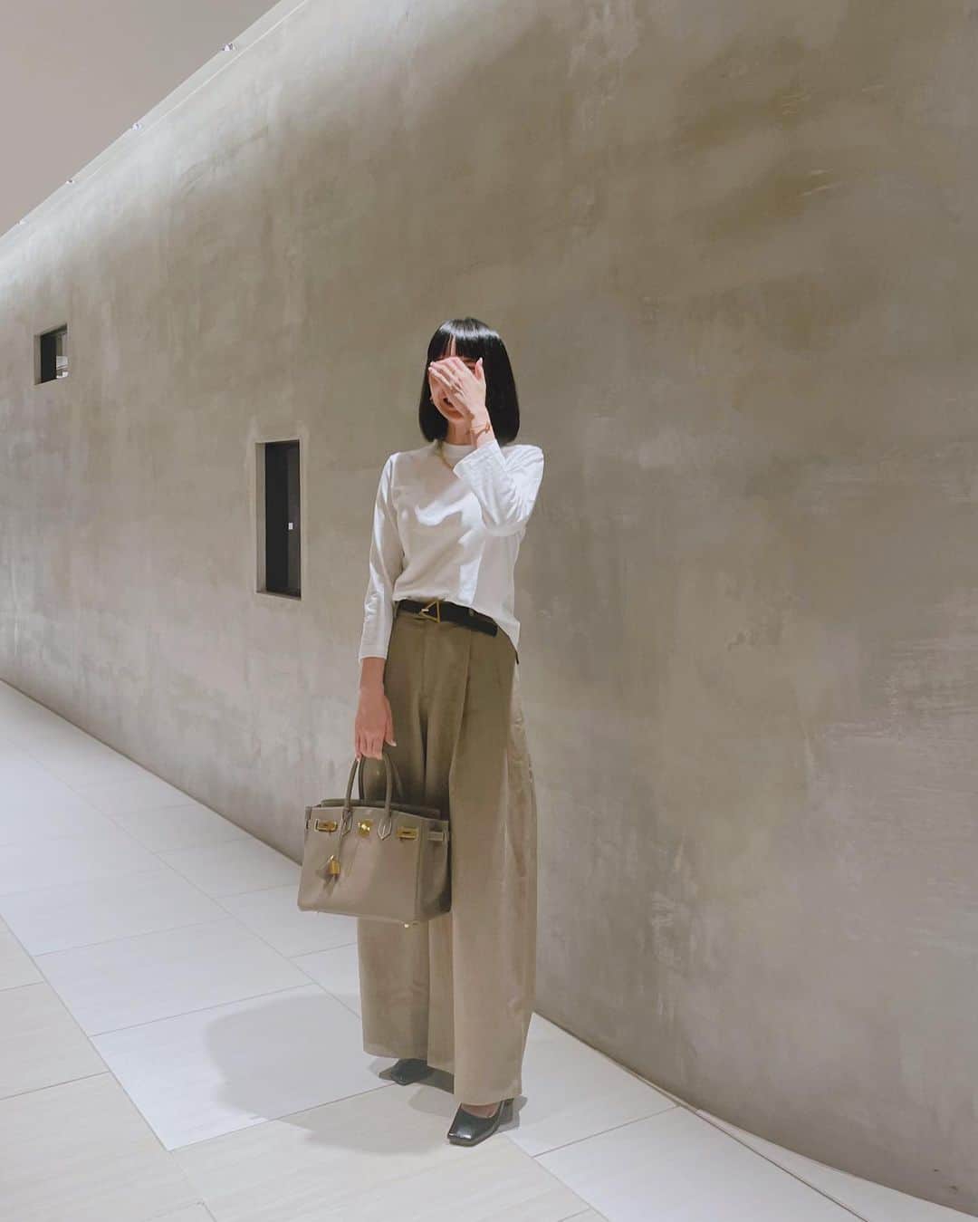 カオルコのインスタグラム：「🤍  ワイドパンツが主流な日々  #ootd T @45r_official  pants @helrous_official  bag @hermes  shoes @maisonmargiela  belt @newbottega   #fashion #오오티디 #casual  #大人カジュアル  #きれいめカジュアル #黒髪 #hairstyles」