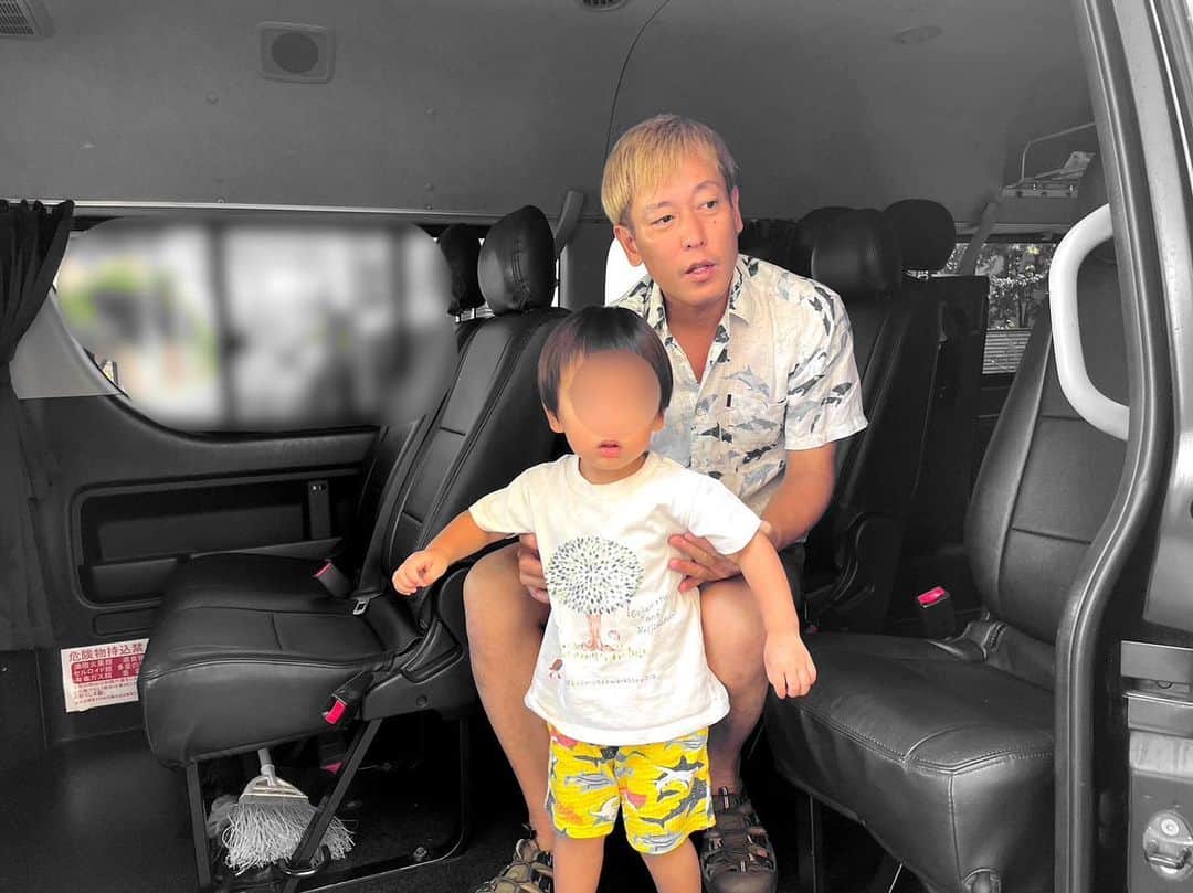 じゅんいちダビッドソンのインスタグラム：「自分も行こうとロケ車に乗り込むちびダビ💧。 なんかでかくなりました。 おかげさまです。 本当にロケへ行こうとしていたのか？なかなか降りず🤣  #ちびタビ #初ロケ車  #スタッフさんあざす #じゅんいちダビッドソン  #ロケ #番組情報はまた」