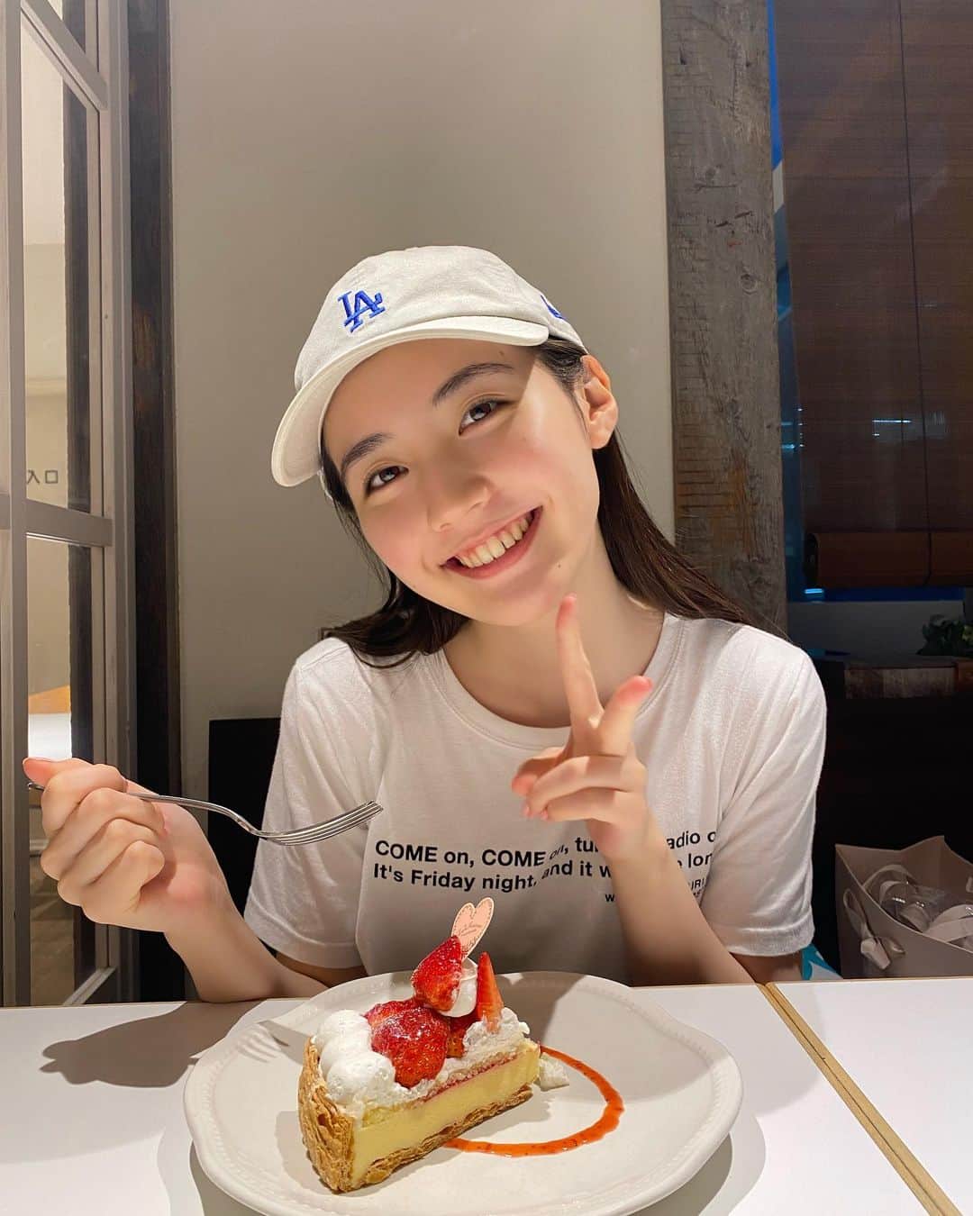 宮本和奏のインスタグラム：「・ お仕事頑張ったご褒美にお母さんとタルト食べたあ いちごタルト大好きなんです🍓  皆は何タルト、ケーキが好き？？  (髪ボサボサなので帽子かぶってます笑) #宮本和奏」