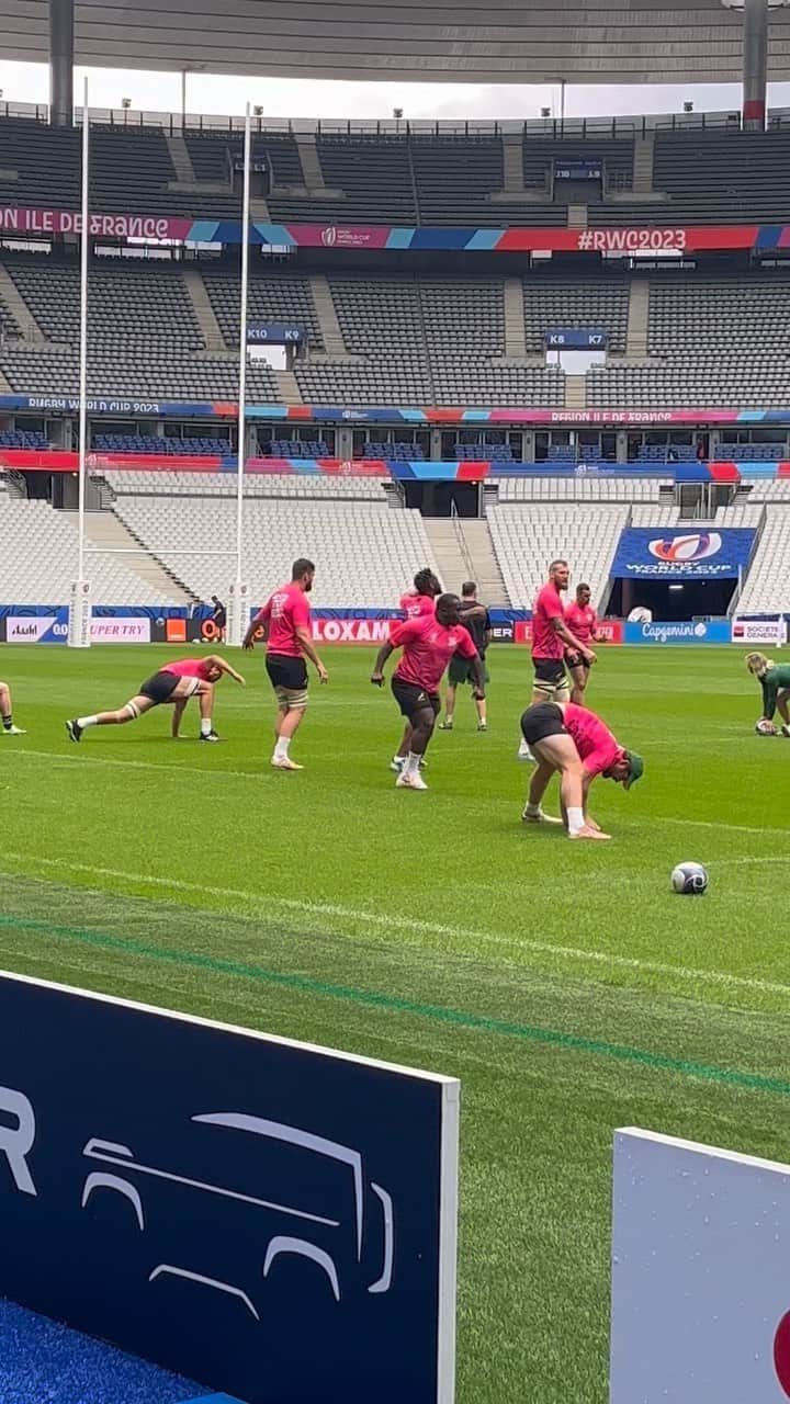 のインスタグラム：「A little bit of rain won’t stop the @bokrugby spirit at today’s captain’s run 🇿🇦🌧️」