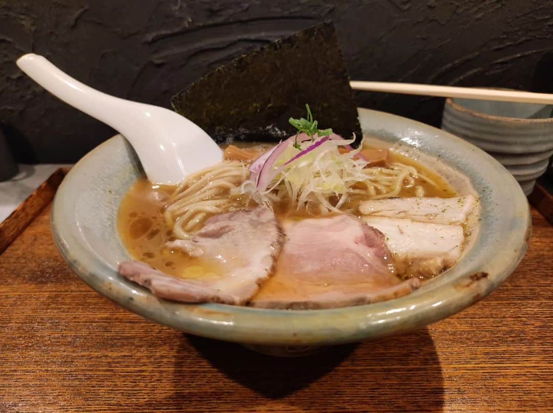 のインスタグラム：「清濁 Homemade Ramen 青麦 久しぶりに青麦。レギュラー2周目は清濁から。洗練された鶏豚魚介のスープがおいしい。ツルムチっとしたやや平打な麺もうまい。3種のチャーシューはややコストを抑えた感じがするけど、3種もあるのは嬉しいポイント。海苔がすごく合うので次は海苔トッピングしよう。」