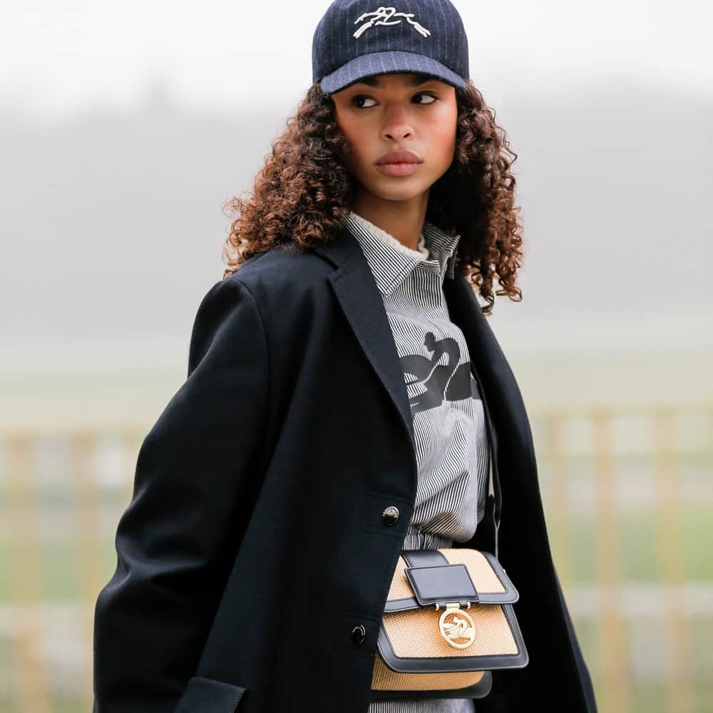 ELLE Germanyのインスタグラム：「Lässt uns im Spätsommer einen Hauch Landliebe in die Stadt tragen: Die kastenförmige Box-Trot Bag in Bast-Optik von Longchamp ist das schönste Taschenmodell für den Herbst – und lässt sich vielseitig stylen. Hier im angesagten Preppy Chic!」