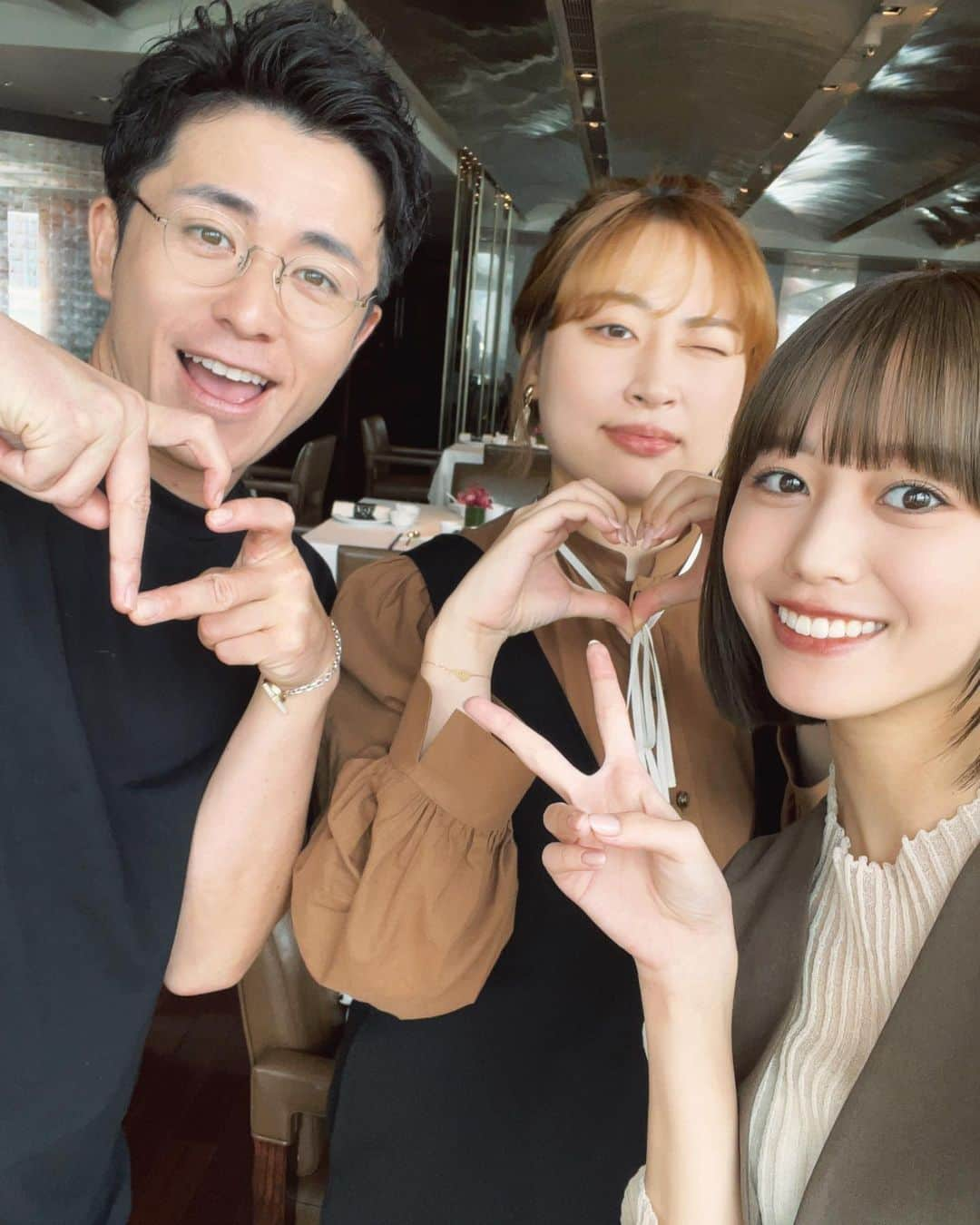 榎本ゆいなのインスタグラム：「明日の王様のブランチは！👑 　 藤森さん礼さんと、香港へ！🇭🇰行かせてもらいました！！！＼(^^)／ 香港の観光大使(スター香港マイ)、藤森さんに魅力たっぷりの香港をたくさん案内してもらいましたー！👏👏食べ物も景色も最高だった〜楽しかった〜✨✨ 　 スタジオにもいます！ 9:30〜是非ご覧ください☺︎ #王様のブランチ」