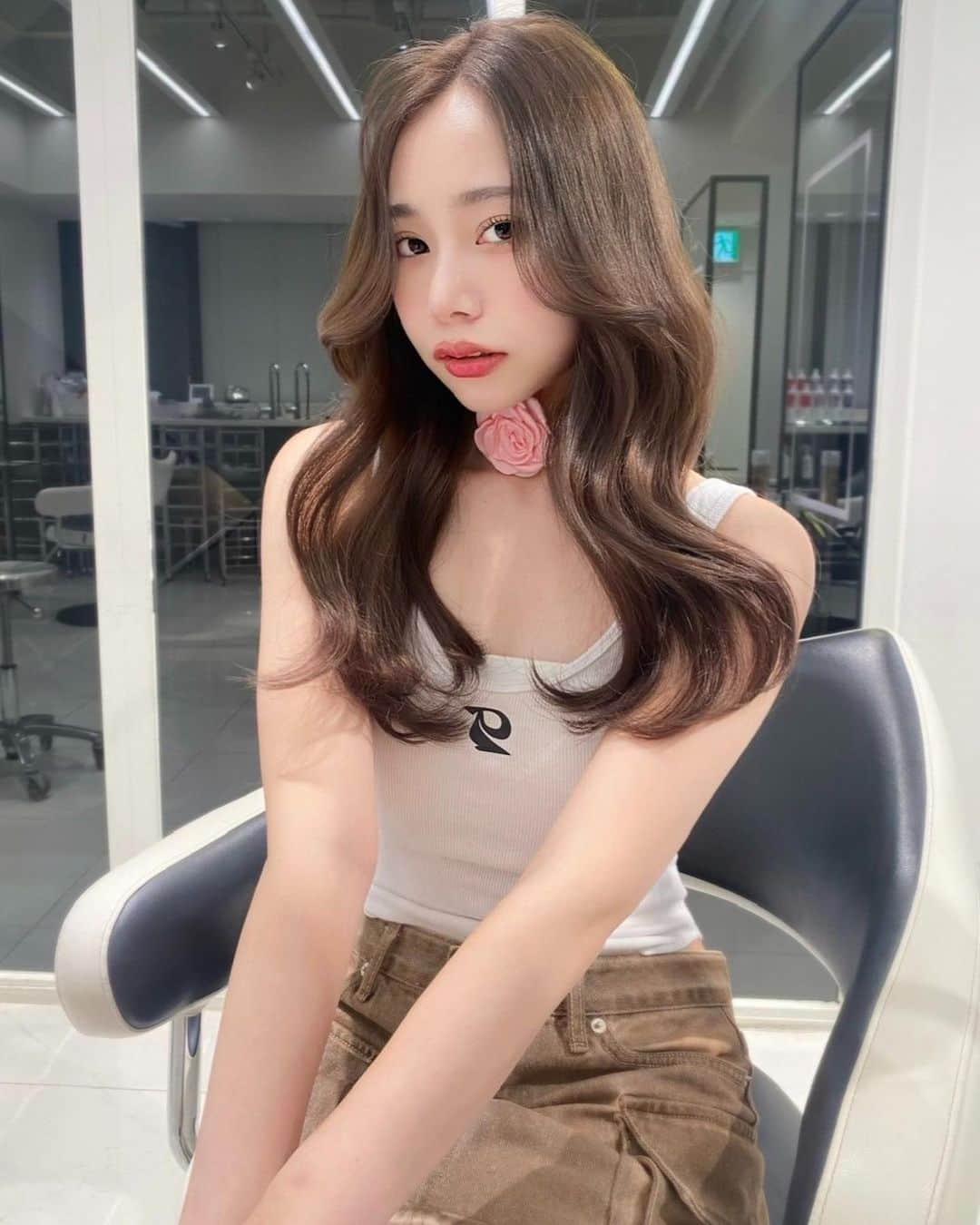 のインスタグラム：「. < SHIMA HITHAIR -September- > .  [ 2way Korea♥girly hair ] ストレートでも巻いてもお洒落可愛く‪✿ 透け感たっぷりのグレージュで上品さもプラス‪✿ . ◆担当：HARAJUKU店  AKANE @akaneito327  ◆menu：カット&プレミアムケアカラー ◆使用スタイリング剤：#seekmoisture . @shima__harajuku #shimaharajuku #shima #shimahithair」