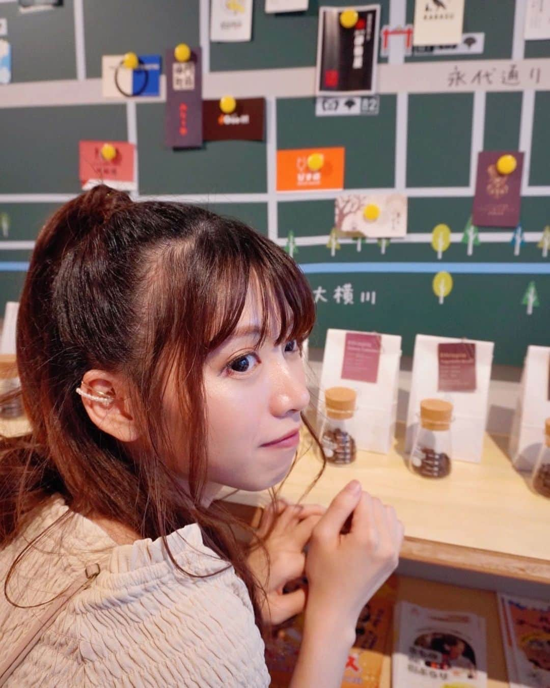 馬嘉伶さんのインスタグラム写真 - (馬嘉伶Instagram)「🍵  この間 「まちゃりんコーヒー飲むの☕️？」 と言われましたが コーヒーかなり好きですよ✌🏻✌🏻  そういえばSNSではそんなに言ってなかったかもしれないですが 昔、料理の勉強をしてましたよ 専攻は西洋料理とベーカリー🥙🥐🥧✨ (↑やや自信あるレベルです！笑) 食材をくれたらその場で創作料理を作ります🍳 作るのはもちろん お茶、コーヒー、ワインなど関連の勉強全般 全部一通り学んでたので 普通の人より、 コーヒーの知識を持ってるかもしれないです (硬い知識は半分くらい忘れましたけどね😲🤯🤯) コーヒーを飲む時に たまに当時勉強したことを少し思い出しますよ あ！それと！去年日本酒の検定も取りました！！ お酒強くないので普段は飲まないですが🍶 また料理関連のお仕事をしたいなぁ〜  【#macyacooking 】 👆🏻今まで載せた料理関連の投稿 見てみてくださいね🥣」9月22日 20時38分 - macyacyarin