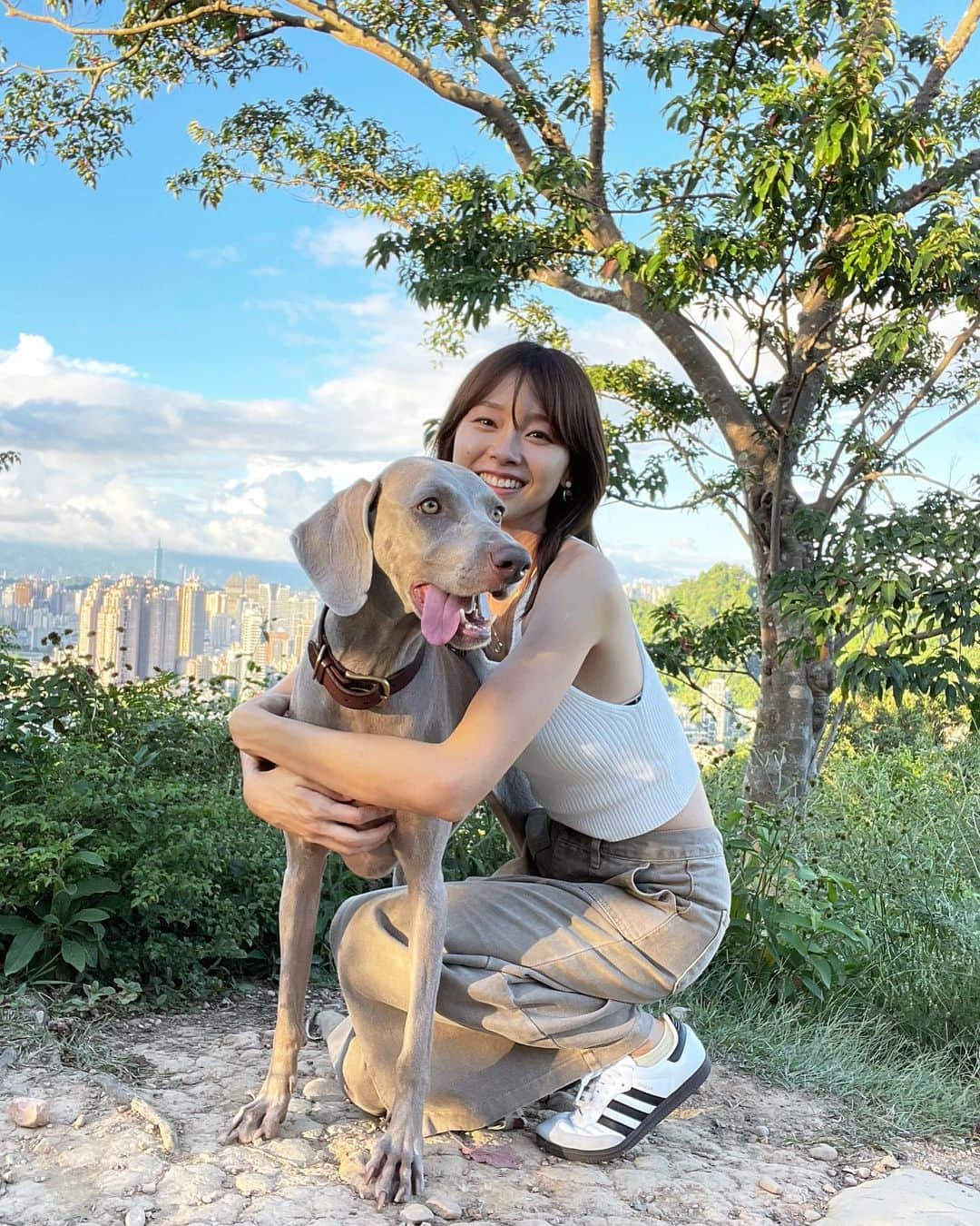 吳斐莉のインスタグラム：「生日快樂來到第35年了🥹  去年的今天一樣天氣超好 然後今年也一樣跟公婆約爬山 最喜歡公婆都知道很多秘境了😆 這次走走新店的和美山 山頂上好美啊～ 雖然最後登頂那一段比較陡峭 但風景很值得 而且風很大 一不小心就坐了快1hr😆  今天也是奶奶在天上的第5年了  也希望之後的每一年生日 都能夠跟家人一起渡過💕  #開放祝壽  #最後一個處女座生日😆」