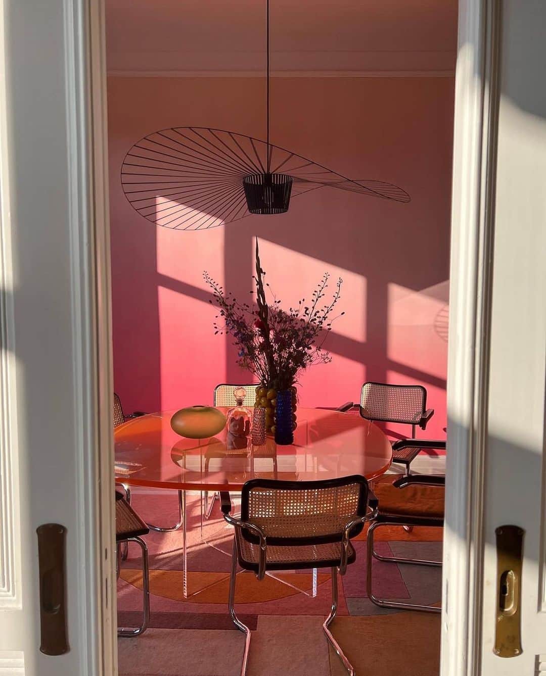 My Interiorのインスタグラム：「Just pure artsy 🖼️ making miracles with color contrasts @bonjourmaison Congratulations 🎉」