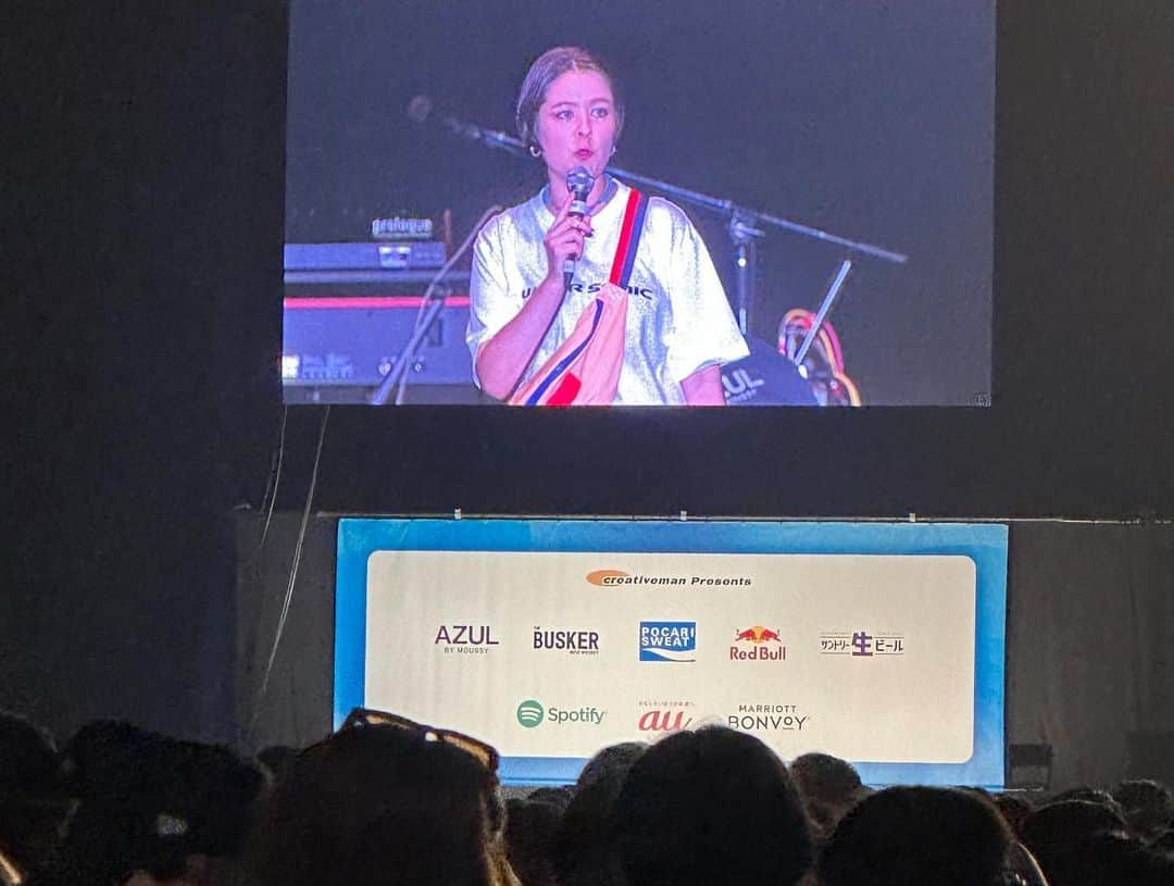 奥浜レイラさんのインスタグラム写真 - (奥浜レイラInstagram)「サマソニ @summersonic_official から１ヶ月とちょっと🫣  今年もソニックステージのMCとしてお世話になりました！ 写真から1枚目はこがけんさん @kogakenkoga とオンステージ。 夏が終わるね🫠  MCの仕事がある分あちこちのステージに移動してライブを観られないけれど、 PALE WAVES WET LEG マウンテンのBMSGパート LANA NOVA TWINS(ばったり会ってステージの感想伝えたら写真を撮ってくれた⑤) Awich(AIのステージにAwichとLANAが参加したBad Bitch 美学も痺れまくった！) Willow THE SNUTS リアム あたりが良かったな〜  ラスト2枚は @halfmagicbeauty のプロダクトを使ったメイクの記録🤡ラインストーンは1日取れないし @euphoria の世界に浸れるし(ティーンの気持ち🤫)優秀💯次回渡米の時も買い足したい💄」9月22日 20時40分 - laylaokuhama