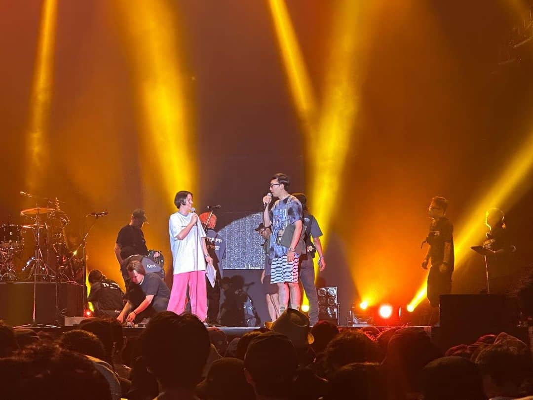 奥浜レイラのインスタグラム：「サマソニ @summersonic_official から１ヶ月とちょっと🫣  今年もソニックステージのMCとしてお世話になりました！ 写真から1枚目はこがけんさん @kogakenkoga とオンステージ。 夏が終わるね🫠  MCの仕事がある分あちこちのステージに移動してライブを観られないけれど、 PALE WAVES WET LEG マウンテンのBMSGパート LANA NOVA TWINS(ばったり会ってステージの感想伝えたら写真を撮ってくれた⑤) Awich(AIのステージにAwichとLANAが参加したBad Bitch 美学も痺れまくった！) Willow THE SNUTS リアム あたりが良かったな〜  ラスト2枚は @halfmagicbeauty のプロダクトを使ったメイクの記録🤡ラインストーンは1日取れないし @euphoria の世界に浸れるし(ティーンの気持ち🤫)優秀💯次回渡米の時も買い足したい💄」