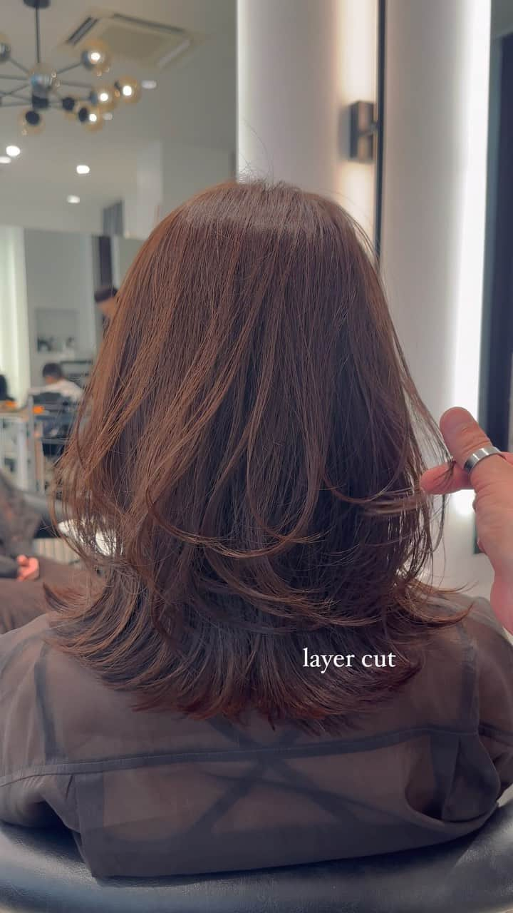 齋藤純也のインスタグラム：「layer cut✂︎  ✴︎PRICE✴︎ カット✂︎7700円 カラー✂︎7700円  カットなしの場合シャンプーブロー料金+2200円 カラーはトリートメントin処方で圧倒的な艶感と手触りをプラスします。 ブリーチor3Dハイライト施術はプラス7700円です。 パーマ✂︎7700円 トリートメント✂︎種類多数によりカウンセリングで決めさせていただきます。5500円〜11000円 縮毛矯正✂︎17600円、前髪のみは6600円 ・ ネット予約が×の所もお電話かDMで時間調整できますので気軽にご連絡ください！ kelly.表参道本店　A1出口より徒歩45秒 東京都渋谷区神宮前5-2-5 JY表参道ビル２Ｆ kelly. ・ ・ ✔️群馬県伊勢崎市で出勤するスケジュールは隔週水曜日です。 群馬店は料金が異なります、お問い合わせください 群馬のご予約はＤＭまたは ホットペッパービューティーで  kelly. by L.O.G 検索✂︎ 在籍日程が少なくて申し訳ありません。 薬剤は最新のものを揃えました 群馬県伊勢崎市宮前町146-1」