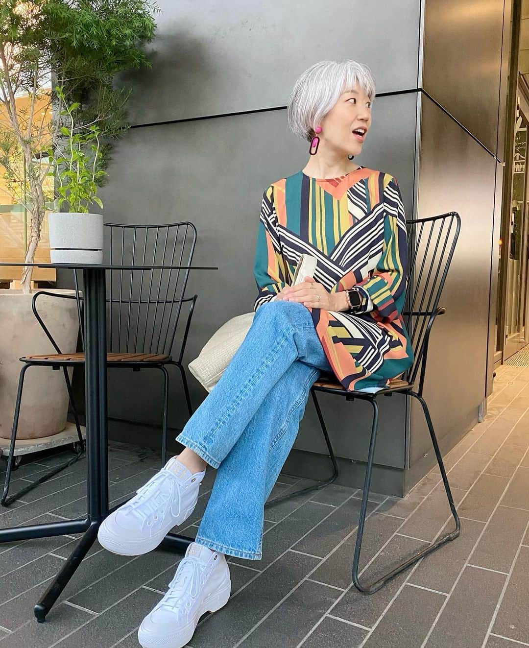 のインスタグラム：「【一目惚れしたピアス】  美しいピアスに出会ってしまいました！ 　 印象年齢マイナス10歳 《美姿勢＆品格ウォーキング®︎》  インストラクター・朝倉真弓です。  @mayumi_asakura   　 先日、渋谷のMIYASHITA PARKをぶらぶらしていたら、私の好みドンピシャのアクセサリーに出会ってしまいました。  ポップなんだけれど、上品な色使いのピアスやイヤリング。  一方で、存在感のあるヴィンテージアクセサリー。  もう、どちらもドンピシャで私の好み❤️  ピアスは色の組み合わせの種類がたくさん！  迷いに迷った挙句、こちらをセレクト。  派手だけれど肌に馴染む色なのか、カラフルなお洋服とも喧嘩しません。  心残りだったのは、休憩中だったのか、店主さまにお目にかかれなかったこと。  きっと素敵な方なのだろうなと後ろ髪をひかれつつ、ピアスを買い求めて立ち去ったのでした。  @m.i.l.a.m.i.l.a.n  素敵な出会いに感謝いたします😊  さて、明日は書店イベント！ たくさんの方々にお会いできますように✨   　 #品格ウォーキング #美姿勢 #ウォーキング講師 #ウォーキングインストラクター  #ウォーキング #ポージング #グレイヘアモデル #グレイヘア #朝倉真弓」