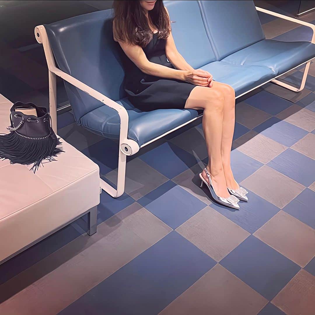 辻直子のインスタグラム：「#icantget🚕#fridaynight #keepwalking#myfavoriteshoes&song #justthetwoofus🎧  今日は全くタクシーはつかまらない🤦🏻‍♀️ やっとこお家に  でも今日の散歩はいつもより楽しくて 困ったがいつのまにかたのしいに変わってる  大好きな曲を聴いてるとちがう時間のなかにも行けちゃう  雨の東京も何だかすき🤍なんでも楽しめるのかもね うまくいきますように  #gianvitorossi#pr#lovey🩵 @gianvitorossi」