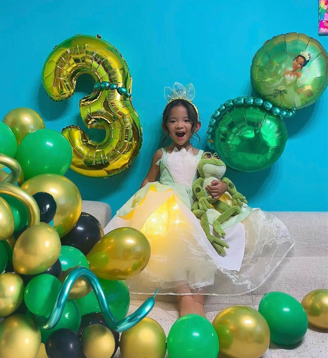 miniさんのインスタグラム写真 - (miniInstagram)「my little princess👑🐸💚 3rd Anniversary💚💛💚  今年のBirthdayは海の近くに引っ越して6月のBirthdayの時にはもうすでに毎日海で遊びすぎて真っ黒だったのと、アリエルがハマってたので、ティアナになったよ🤎💚✨✨  Princess Tianaのドレスにライトを仕込んで縫い付けて💡✨ピカピカ光るドレスに🐸👑✨  我が家のプリンセスは大喜びでした💘✨✨✨  3歳になったらすっかりおねえさんになって🥺💓✨ ベビーって呼んだら「Nooo!!! Aaaariii‼️‼️」って怒るし、お姉さん意識が芽生えた途端オムツも取れておねぇさんパンツになったし🥺💓✨ どんどん一丁前になってきてます👑💓💜 でも可愛さも増し増し💞で、だんだんGiRLs Timeで、パパを一緒になって怒ってくれたり、小さな友達みたいな相棒が出来てママは幸せです💖  ママを選んで産まれてきてくれて ありがとう💓💟✨✨  #birthday #3rdbirthday #birthdayparty #princesstiana #tiana #theprincessandthefrog #プリンセスと魔法のキス #プリンセスティアナ #ティアナ #ティアナ姫 #3歳 #3歳バースデー #バースデープリンセス #バースデーパーティー #キッズバースデー #子供誕生日 #誕生日」9月22日 20時48分 - mini.stagram