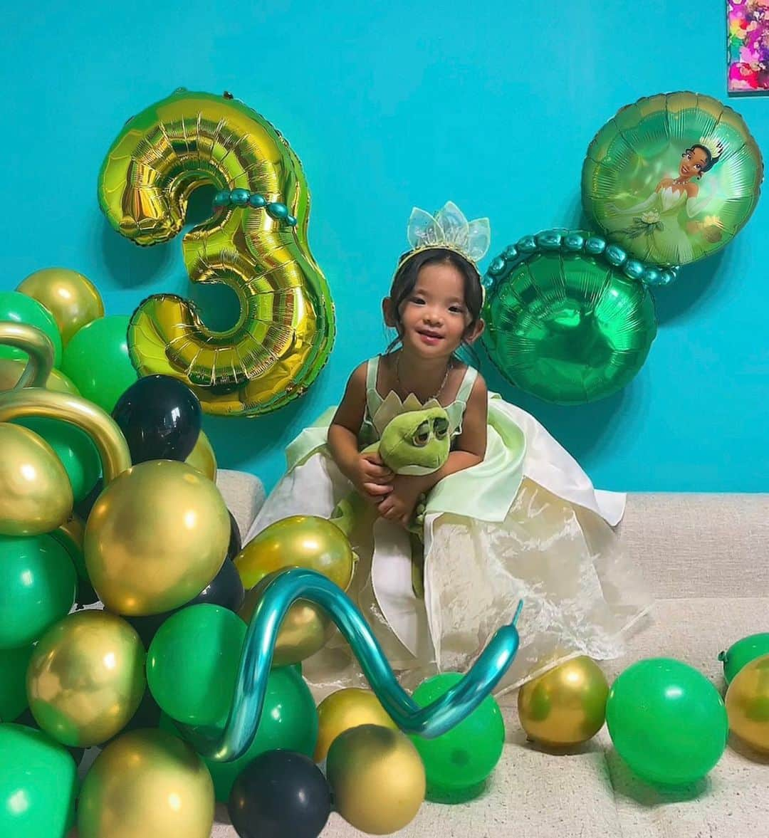 miniさんのインスタグラム写真 - (miniInstagram)「my little princess👑🐸💚 3rd Anniversary💚💛💚  今年のBirthdayは海の近くに引っ越して6月のBirthdayの時にはもうすでに毎日海で遊びすぎて真っ黒だったのと、アリエルがハマってたので、ティアナになったよ🤎💚✨✨  Princess Tianaのドレスにライトを仕込んで縫い付けて💡✨ピカピカ光るドレスに🐸👑✨  我が家のプリンセスは大喜びでした💘✨✨✨  3歳になったらすっかりおねえさんになって🥺💓✨ ベビーって呼んだら「Nooo!!! Aaaariii‼️‼️」って怒るし、お姉さん意識が芽生えた途端オムツも取れておねぇさんパンツになったし🥺💓✨ どんどん一丁前になってきてます👑💓💜 でも可愛さも増し増し💞で、だんだんGiRLs Timeで、パパを一緒になって怒ってくれたり、小さな友達みたいな相棒が出来てママは幸せです💖  ママを選んで産まれてきてくれて ありがとう💓💟✨✨  #birthday #3rdbirthday #birthdayparty #princesstiana #tiana #theprincessandthefrog #プリンセスと魔法のキス #プリンセスティアナ #ティアナ #ティアナ姫 #3歳 #3歳バースデー #バースデープリンセス #バースデーパーティー #キッズバースデー #子供誕生日 #誕生日」9月22日 20時48分 - mini.stagram