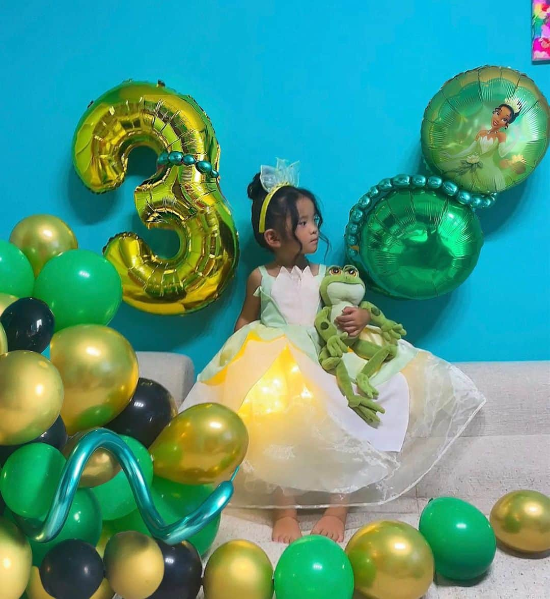 miniさんのインスタグラム写真 - (miniInstagram)「my little princess👑🐸💚 3rd Anniversary💚💛💚  今年のBirthdayは海の近くに引っ越して6月のBirthdayの時にはもうすでに毎日海で遊びすぎて真っ黒だったのと、アリエルがハマってたので、ティアナになったよ🤎💚✨✨  Princess Tianaのドレスにライトを仕込んで縫い付けて💡✨ピカピカ光るドレスに🐸👑✨  我が家のプリンセスは大喜びでした💘✨✨✨  3歳になったらすっかりおねえさんになって🥺💓✨ ベビーって呼んだら「Nooo!!! Aaaariii‼️‼️」って怒るし、お姉さん意識が芽生えた途端オムツも取れておねぇさんパンツになったし🥺💓✨ どんどん一丁前になってきてます👑💓💜 でも可愛さも増し増し💞で、だんだんGiRLs Timeで、パパを一緒になって怒ってくれたり、小さな友達みたいな相棒が出来てママは幸せです💖  ママを選んで産まれてきてくれて ありがとう💓💟✨✨  #birthday #3rdbirthday #birthdayparty #princesstiana #tiana #theprincessandthefrog #プリンセスと魔法のキス #プリンセスティアナ #ティアナ #ティアナ姫 #3歳 #3歳バースデー #バースデープリンセス #バースデーパーティー #キッズバースデー #子供誕生日 #誕生日」9月22日 20時48分 - mini.stagram